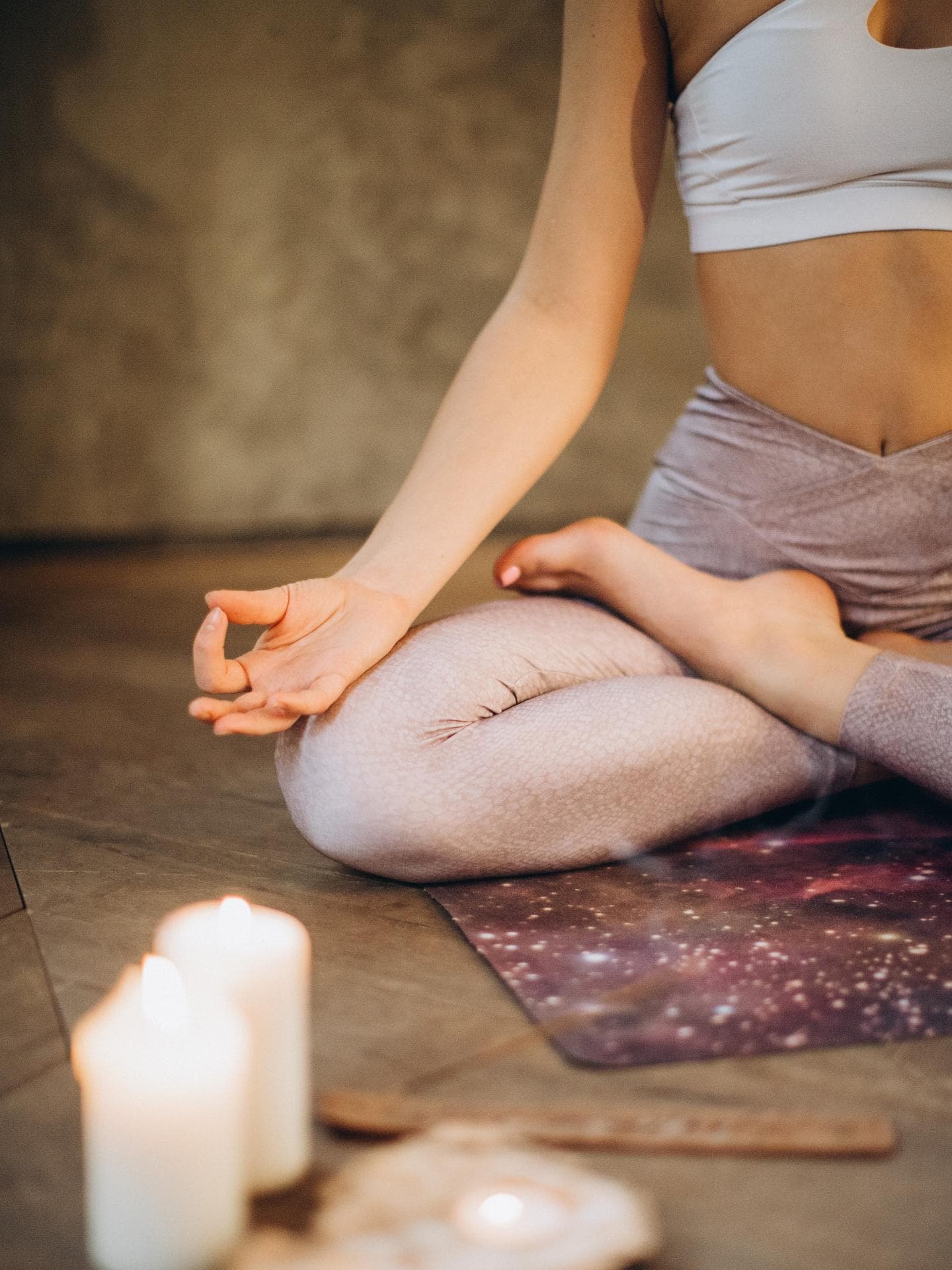 Yoga mit Kerzen und Weihrauch