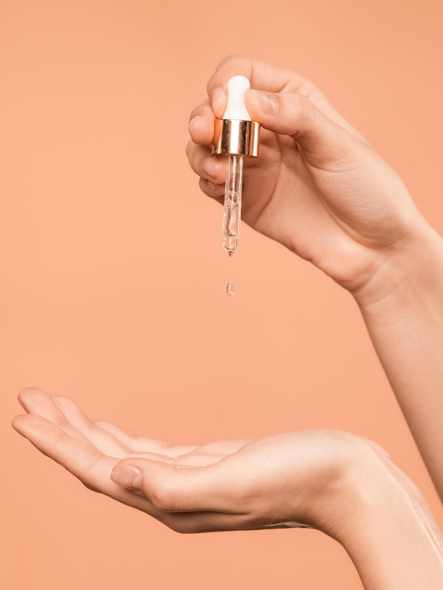 Serum Hautpflege auf der Hand