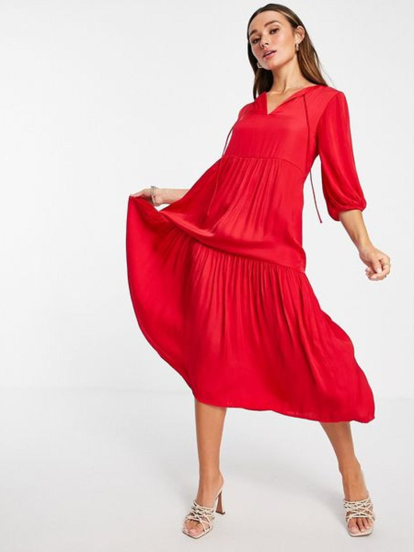 Gestuftes Maxikleid aus Satin in Rot