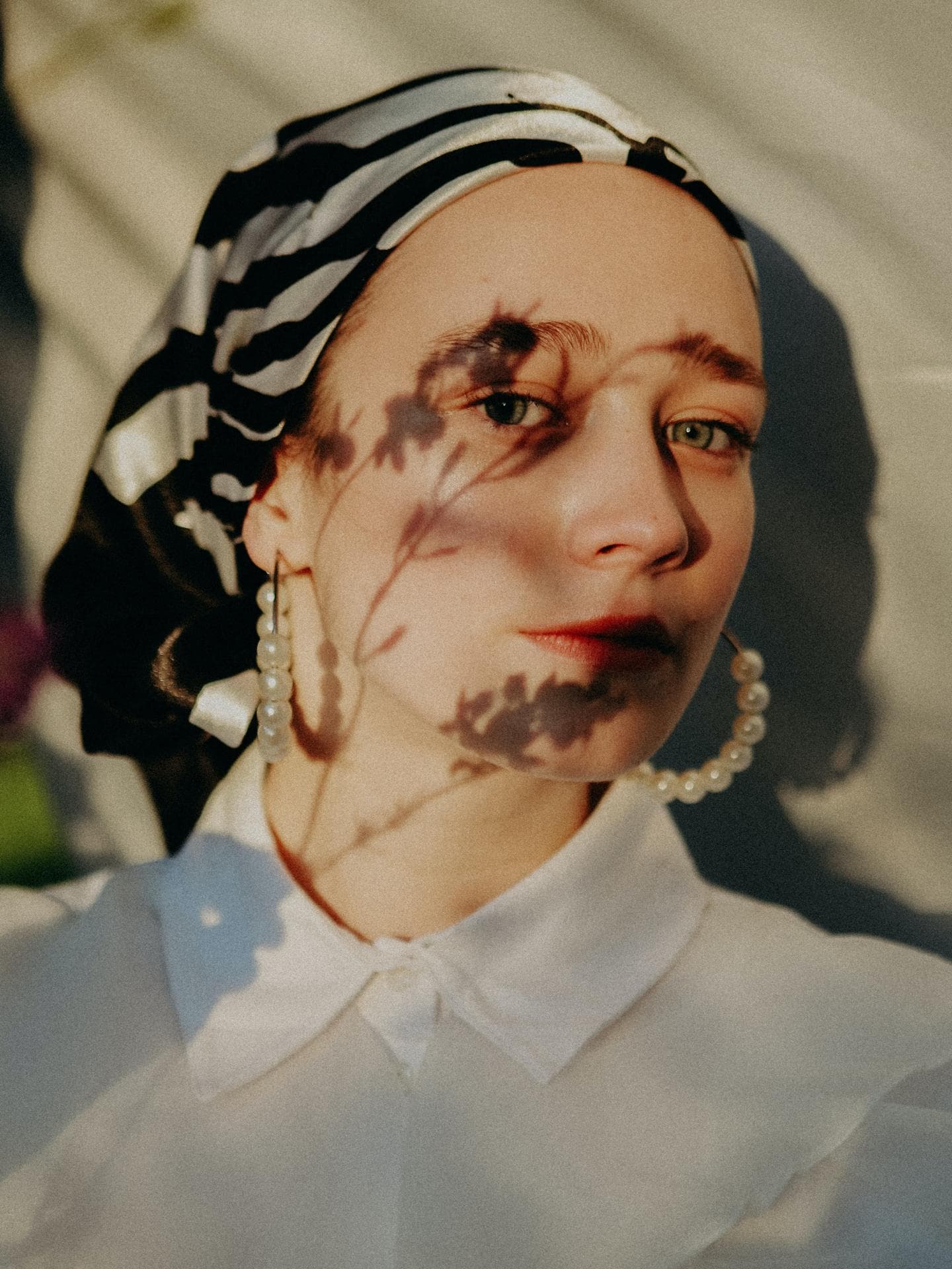 Horoskop Thema: Frau mit Schatten im Gesicht