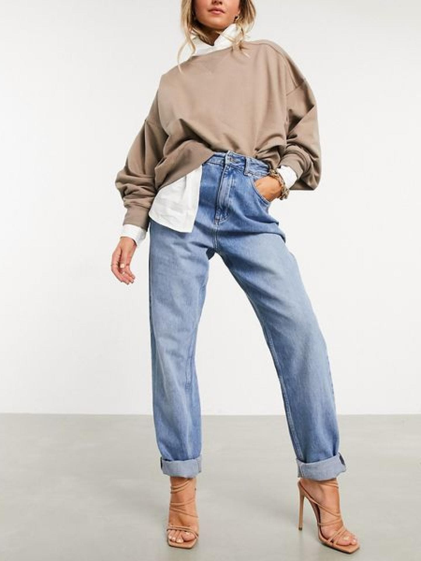 Slouchy – Hoch geschnittene, lockere Mom-Jeans in mittlerer Waschung-Blau