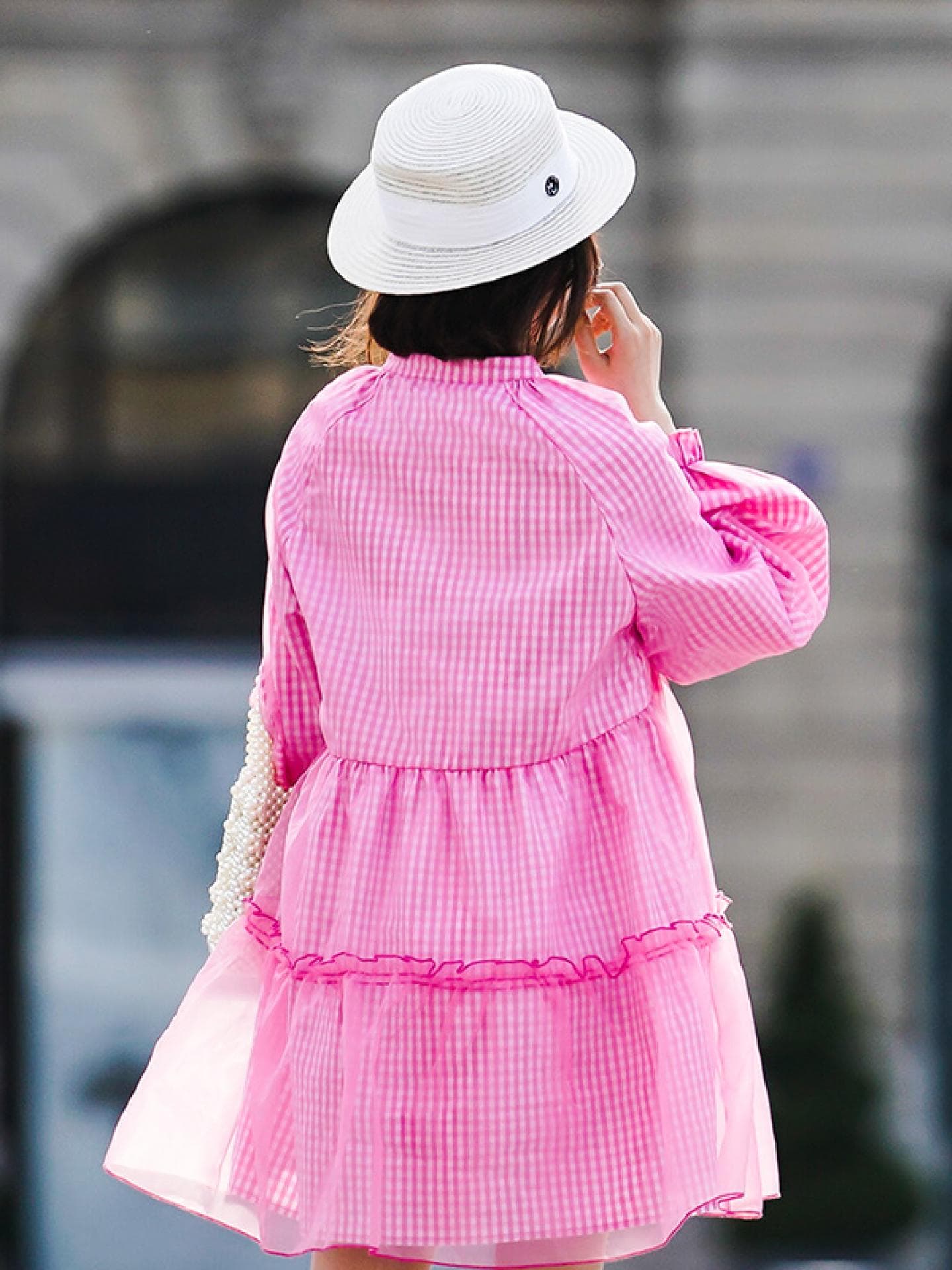 Frau im rosa Kleid