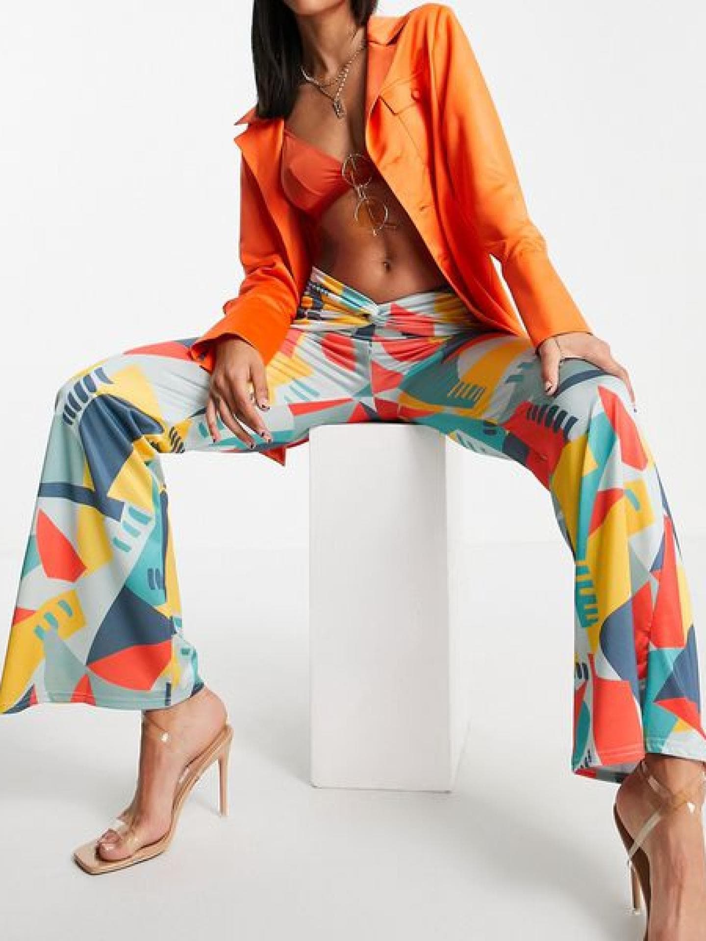 Fließende Hose mit weitem Bein und geometrischem Print