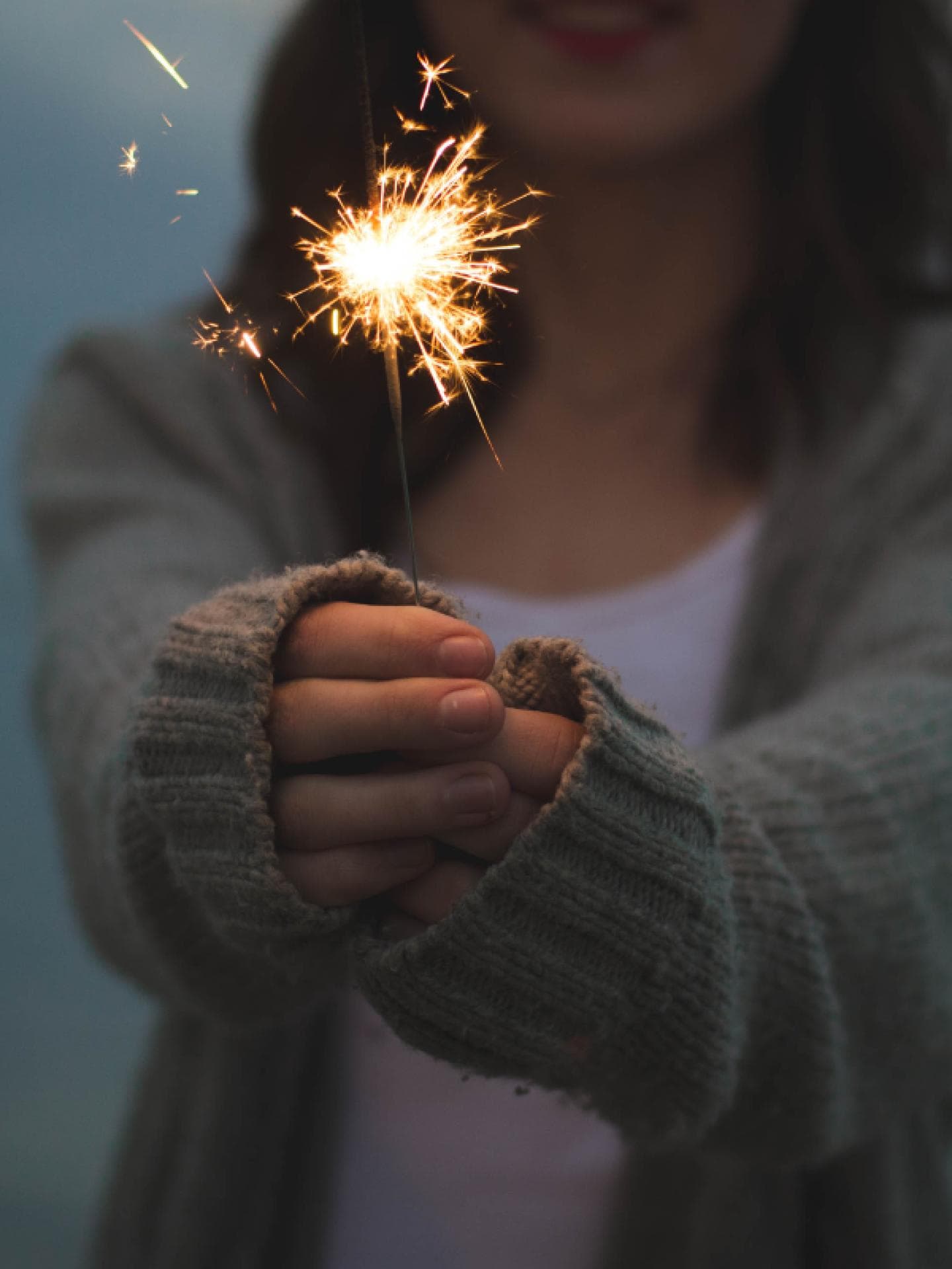 Wochenhoroskop Frau mit Wunderkerze
