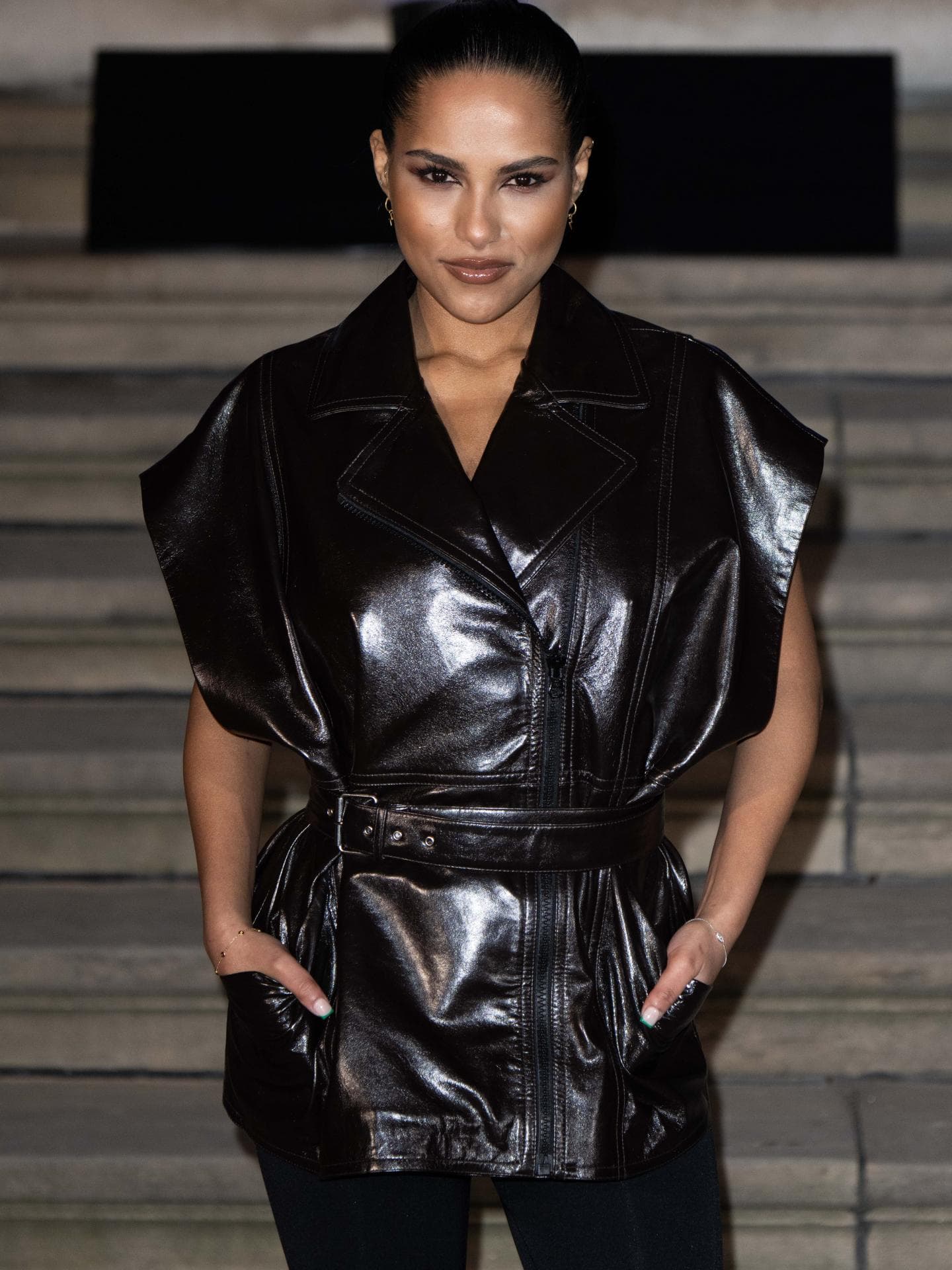 Frau trägt Lederjacke Oversized