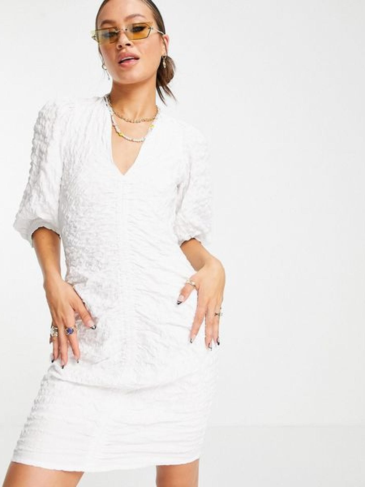 Kleid aus recyceltem Polyester mit Raffung in Weiß