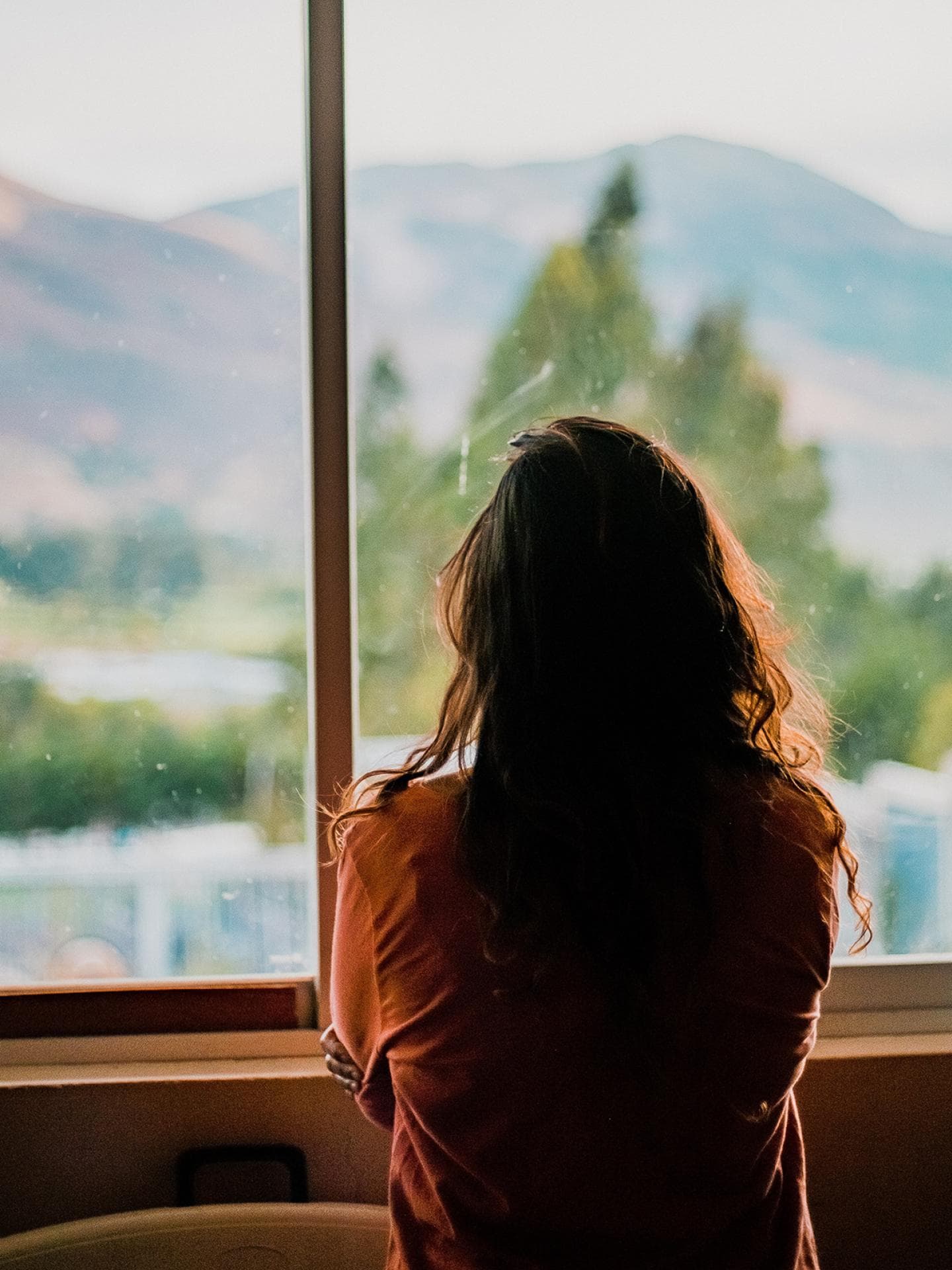 Frau schaut aus dem Fenster