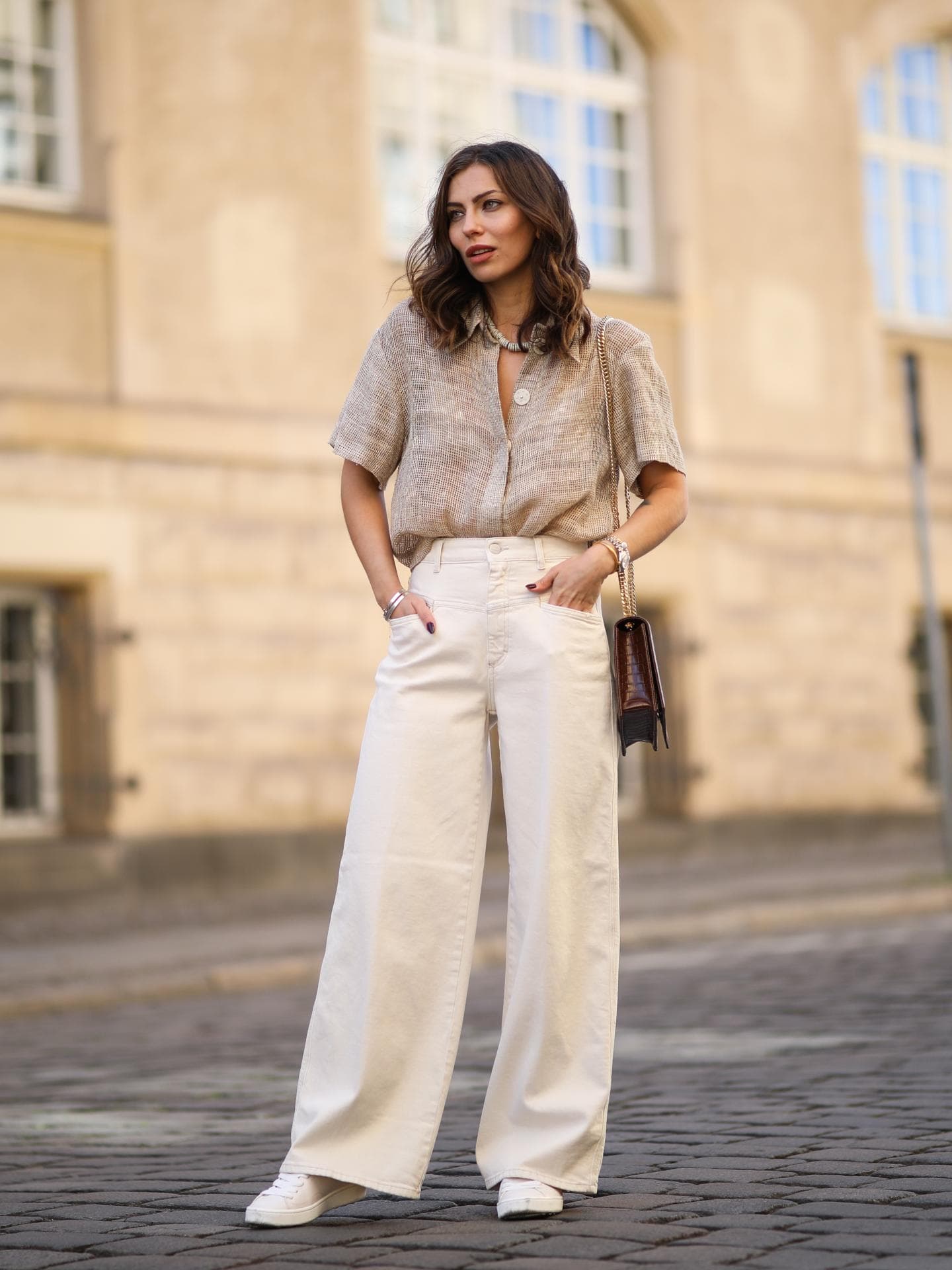 Frau trägt beige Jeans