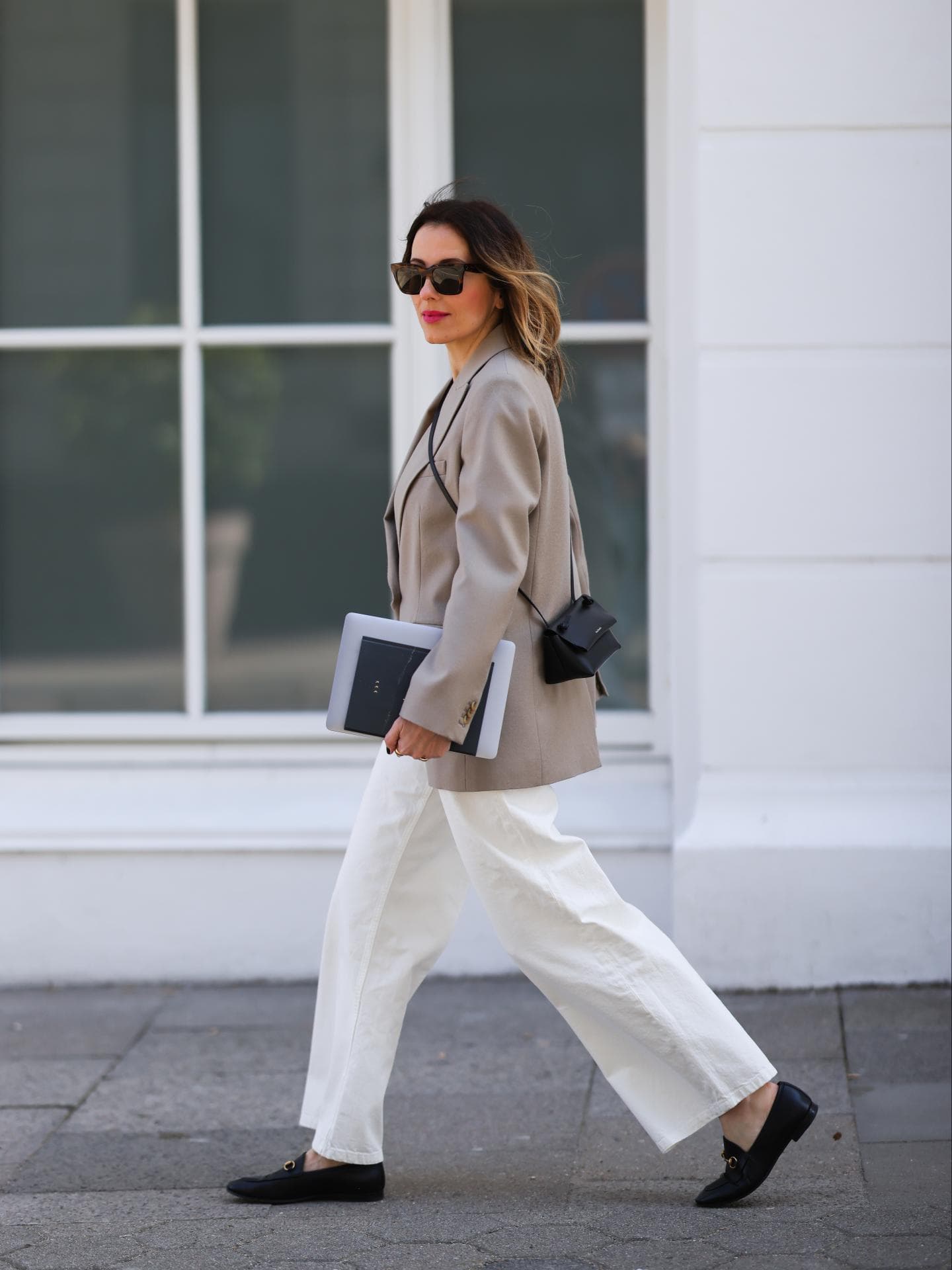 Frau trägt Jeans in Beige