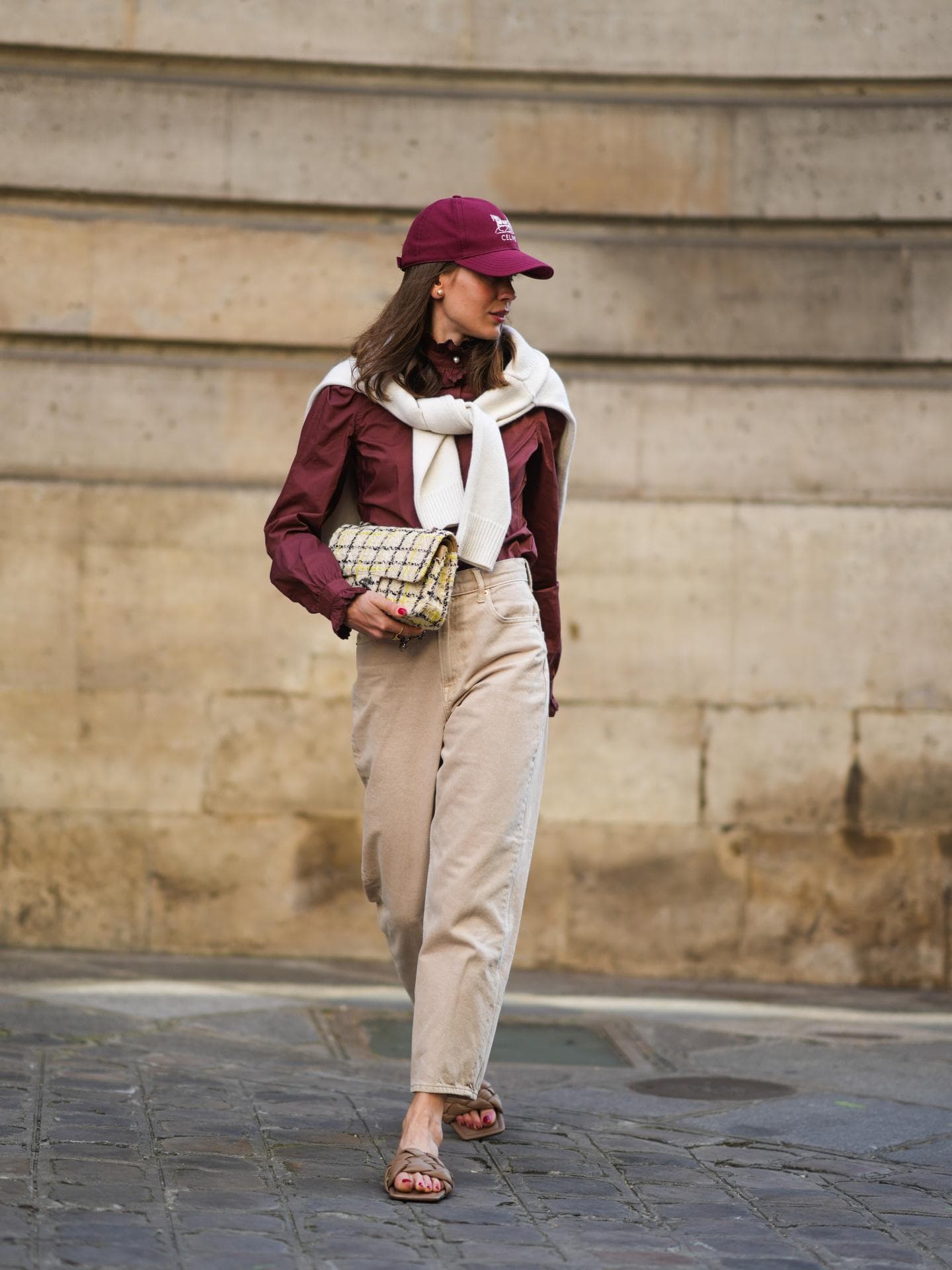 Frau trägt beige Jeans