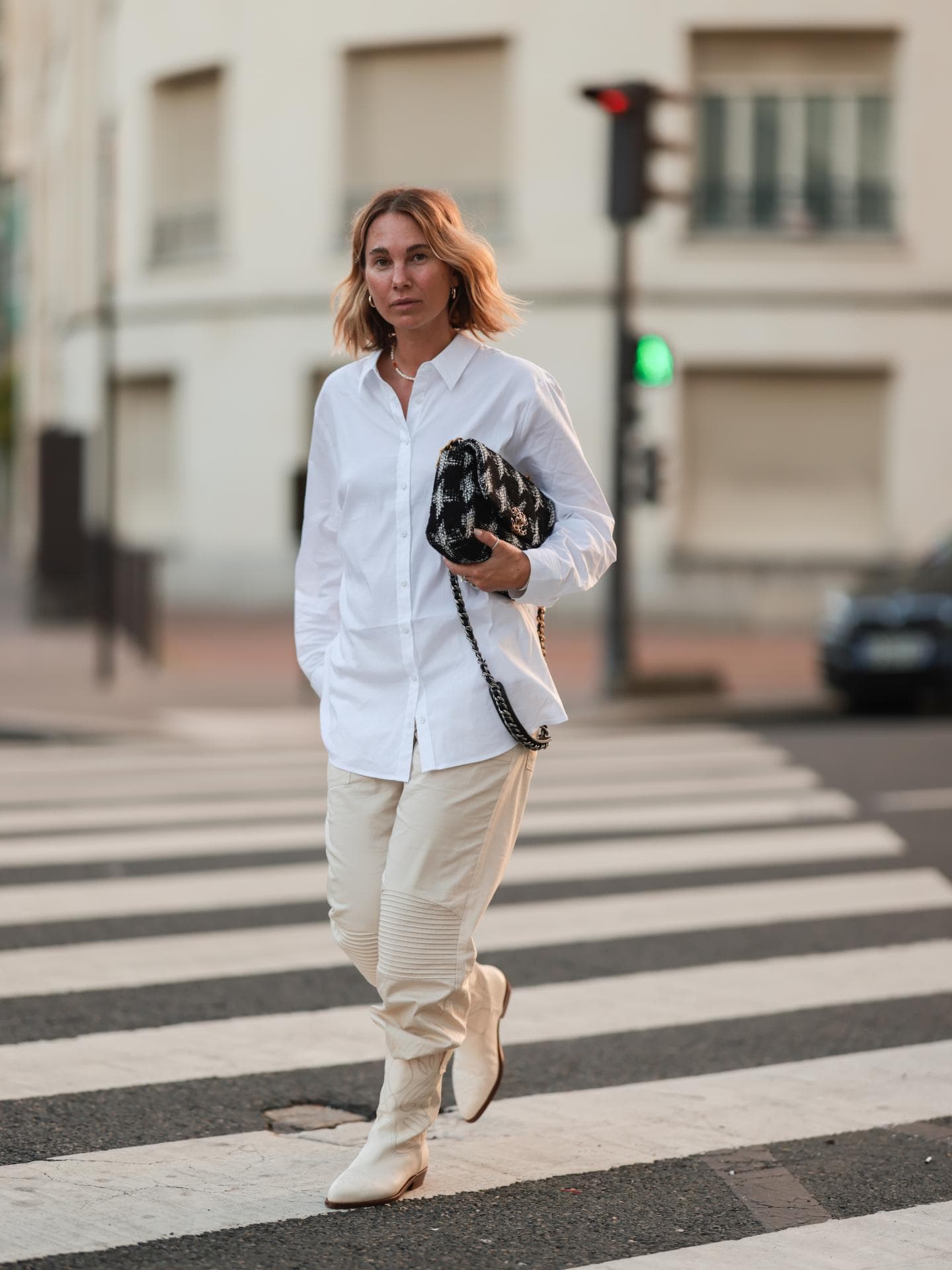 Frau trägt Jeans in Beige