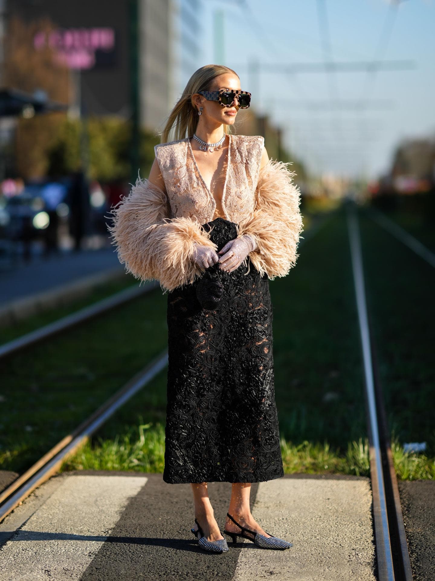 Frau trägt Ballerinas mit Slingback