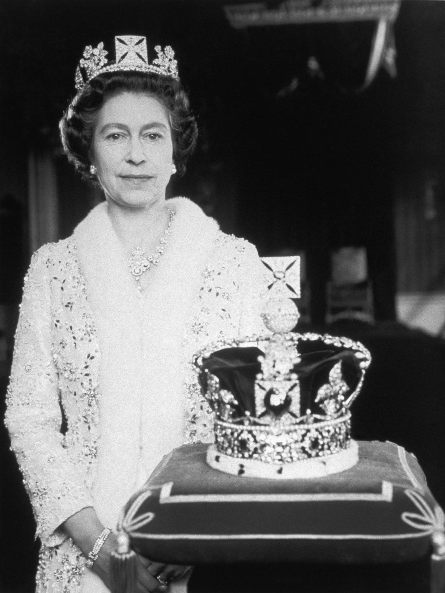 Queen posiert vor der Krone