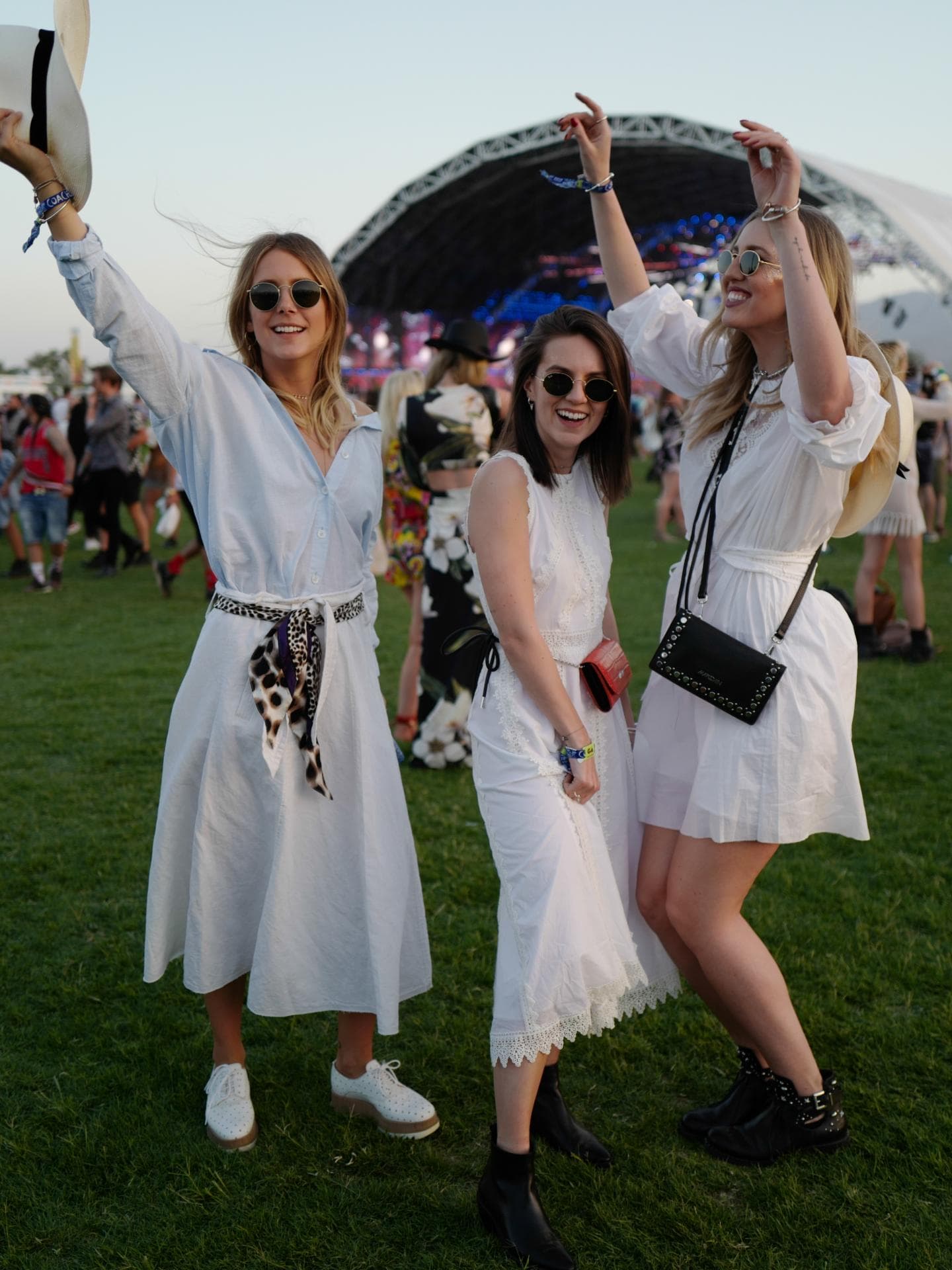 Frauen tragen weiße Hippie-Kleider