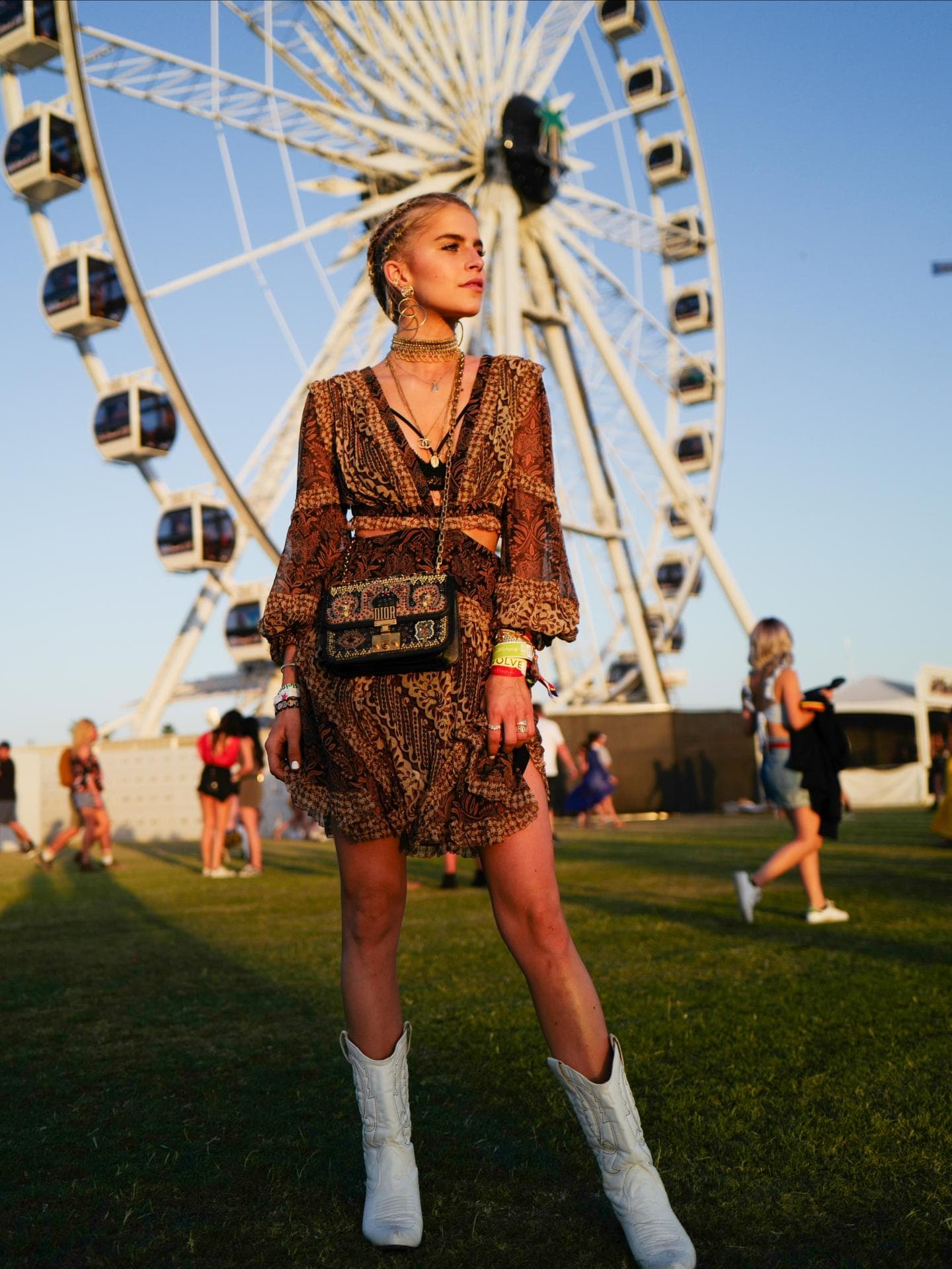 Caro Daur trägt Cowboy-Stiefel auf Coachella-Wiese
