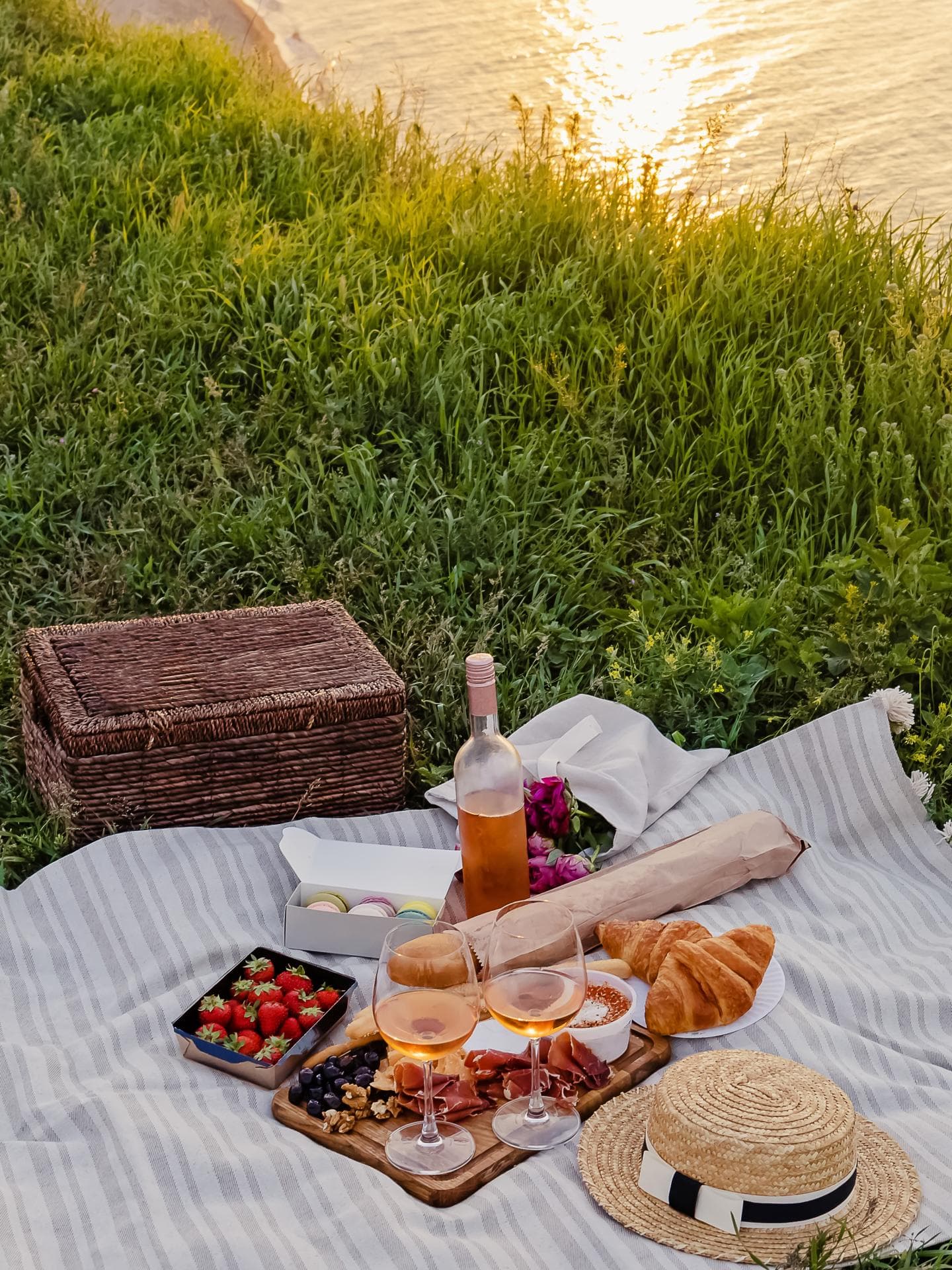 Picknickkorb mit Baguette, Käse und Wein 