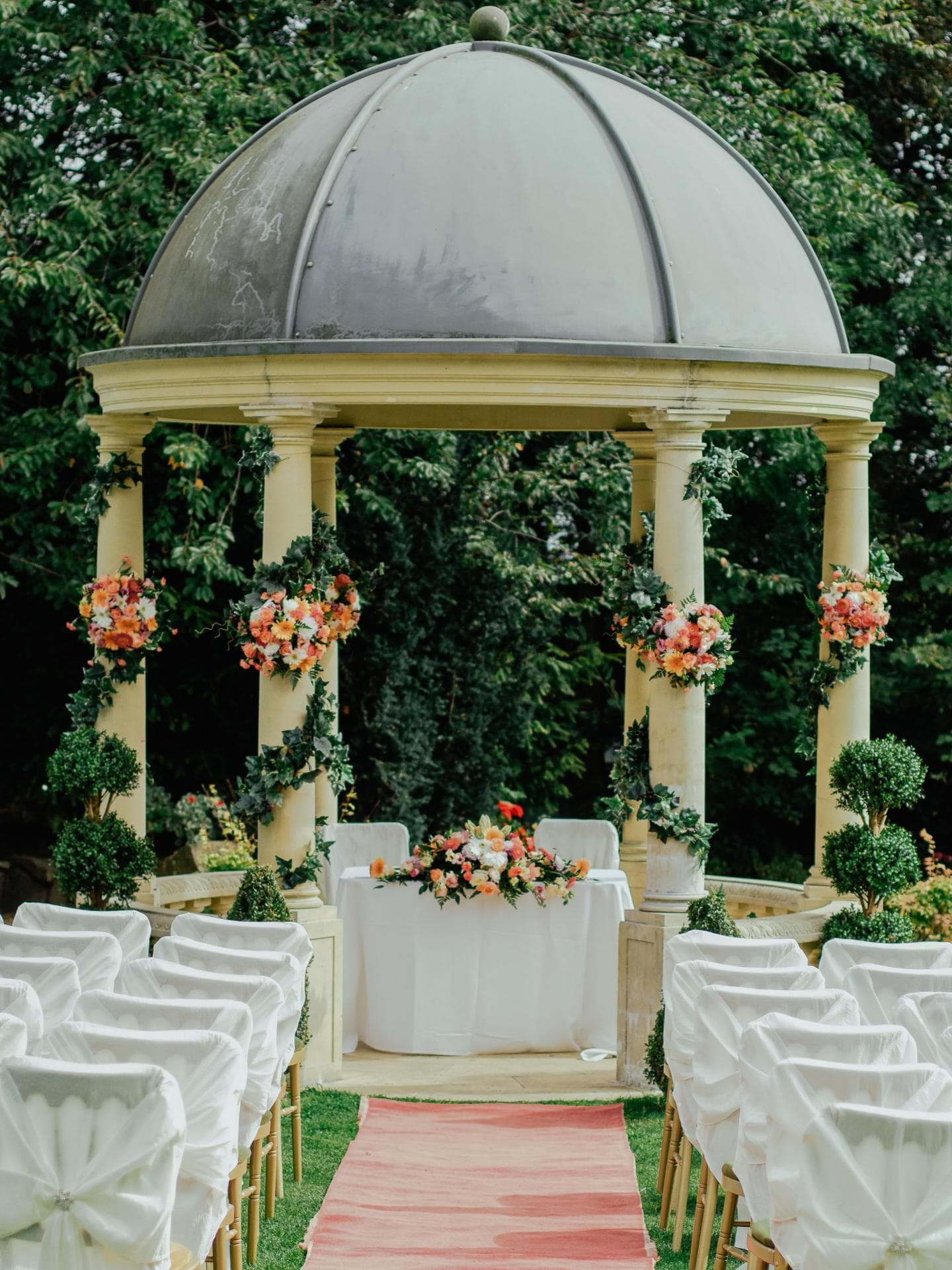 weiß geschmückte Kuppel für Hochzeit 