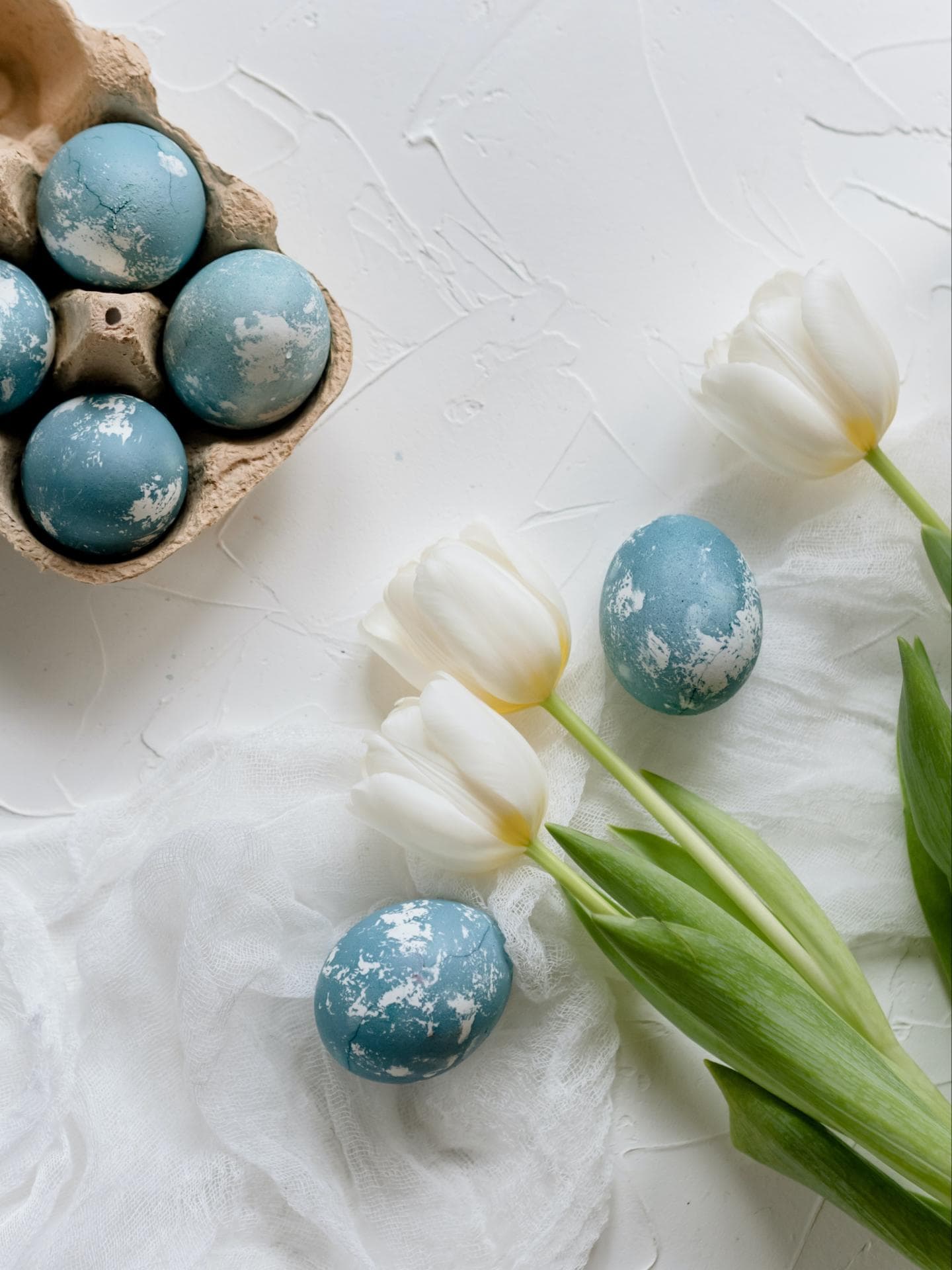 Ostereier und Tulpen