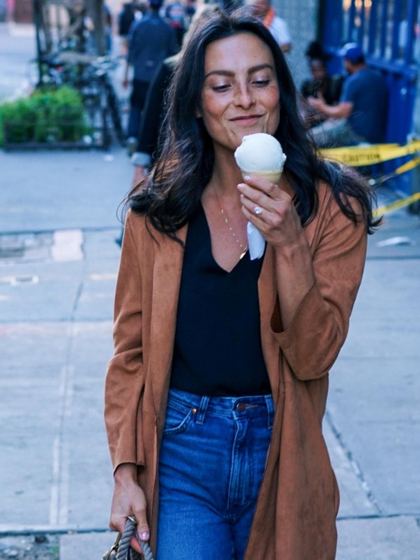 Frau mit Eis