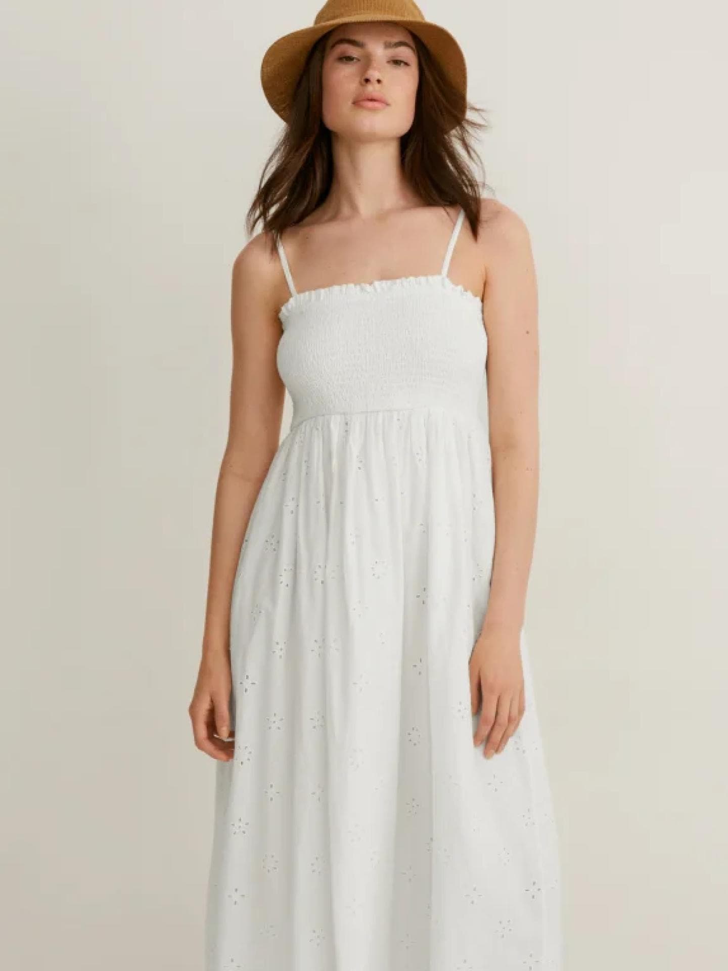 Luftiges Fit & Flare Kleid aus leichtem Webstoff mit zarter Lochstickerei und gesmoktem Oberteil. 