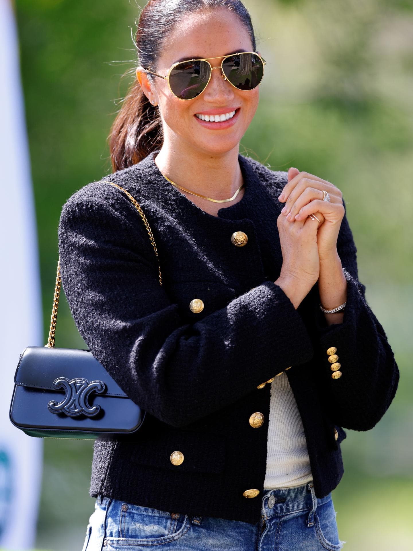 Meghan Markle trägt schwarze Bouclé-Jacke 