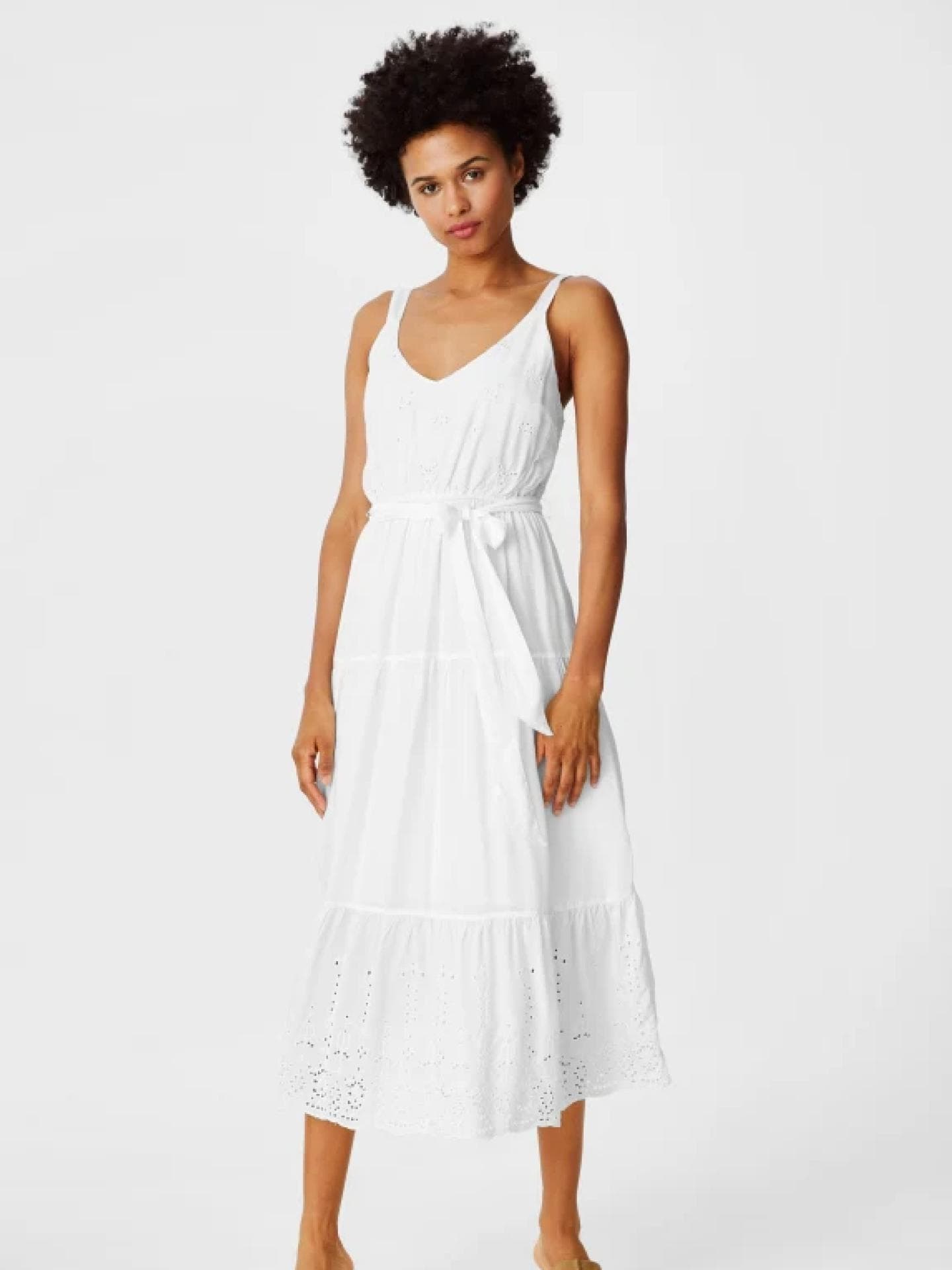 Sommerliches Kleid mit zarter Lochstickerei und Bindegürtel 