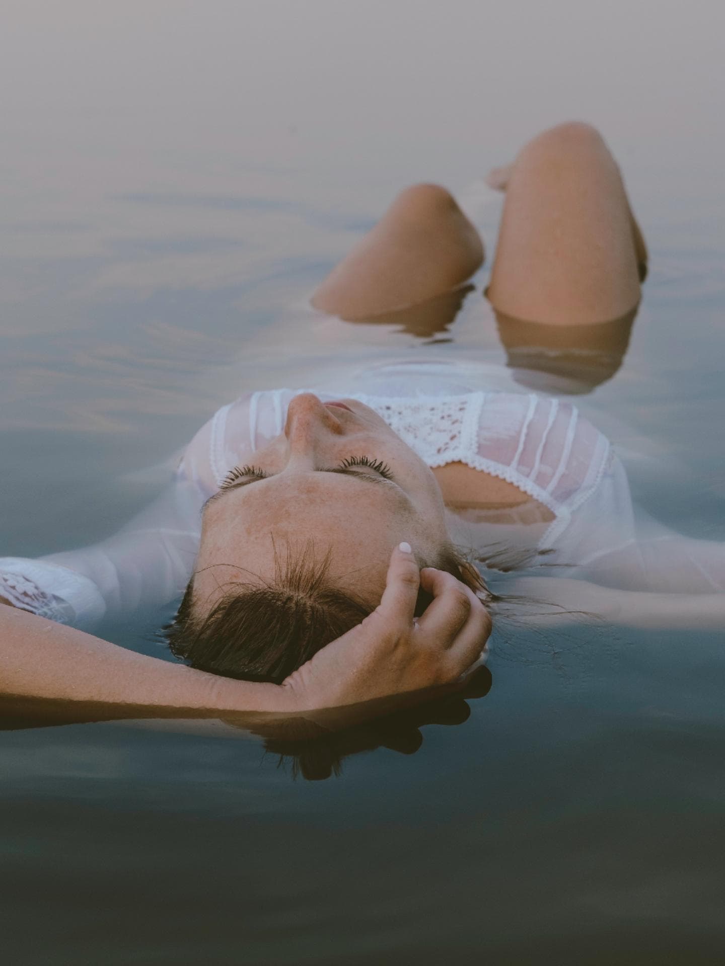 Pech-Sternzeichen Wochenende Frau im Wasser