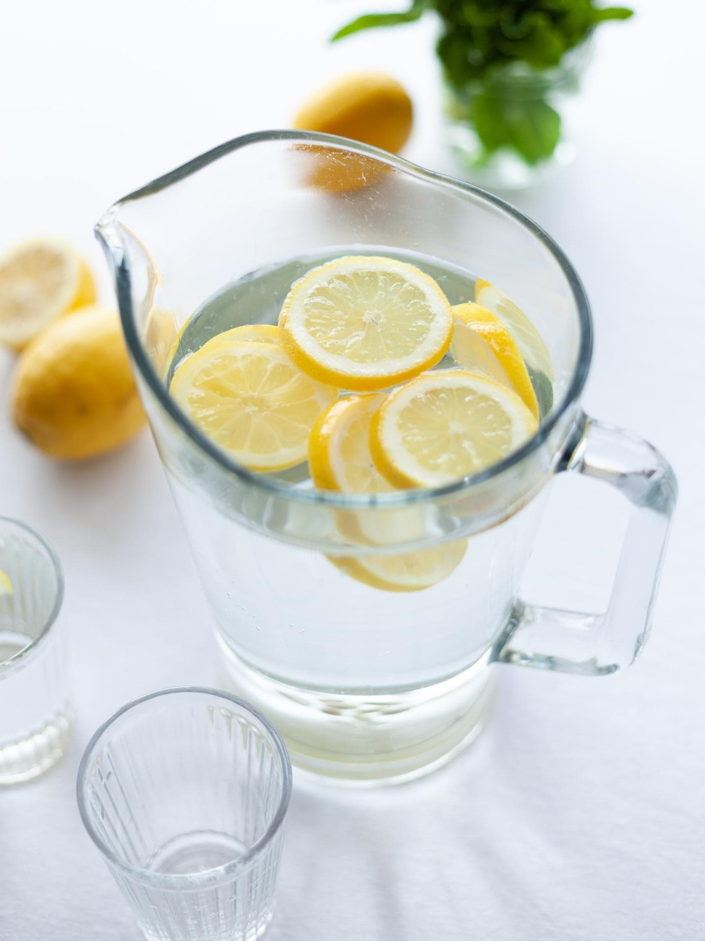 augeschnittene Zitronenscheiben in Wasserkaraffe