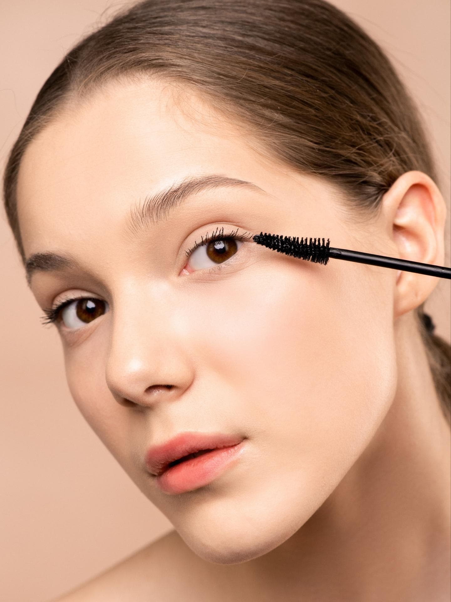 Frau mit Wimperntusche 