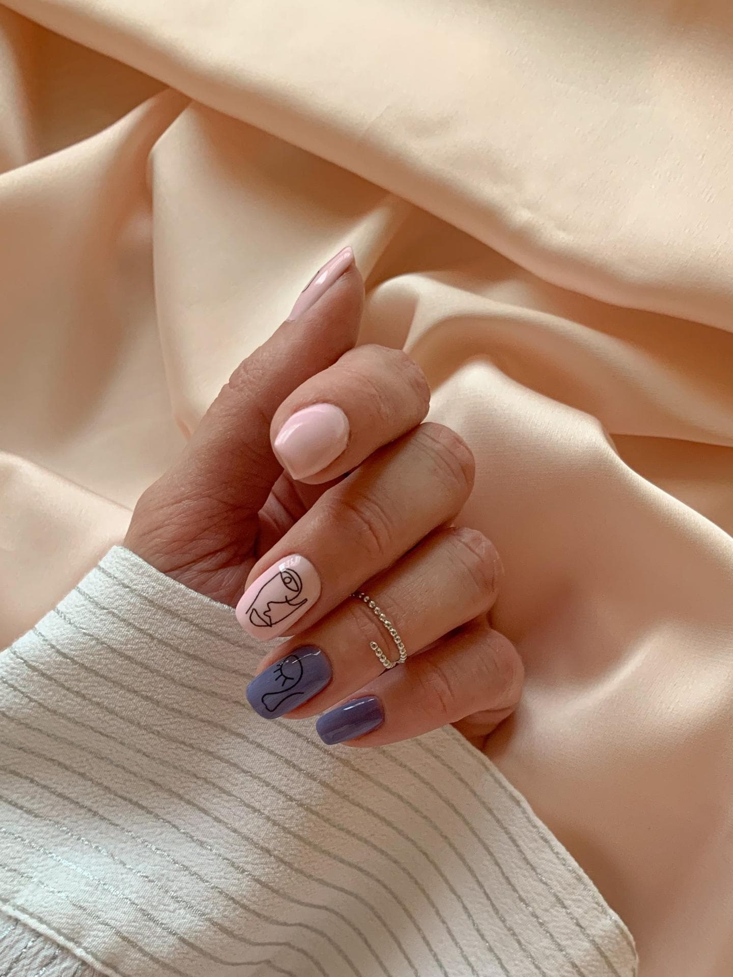 Mit Nageltattoos verzierte Nägel