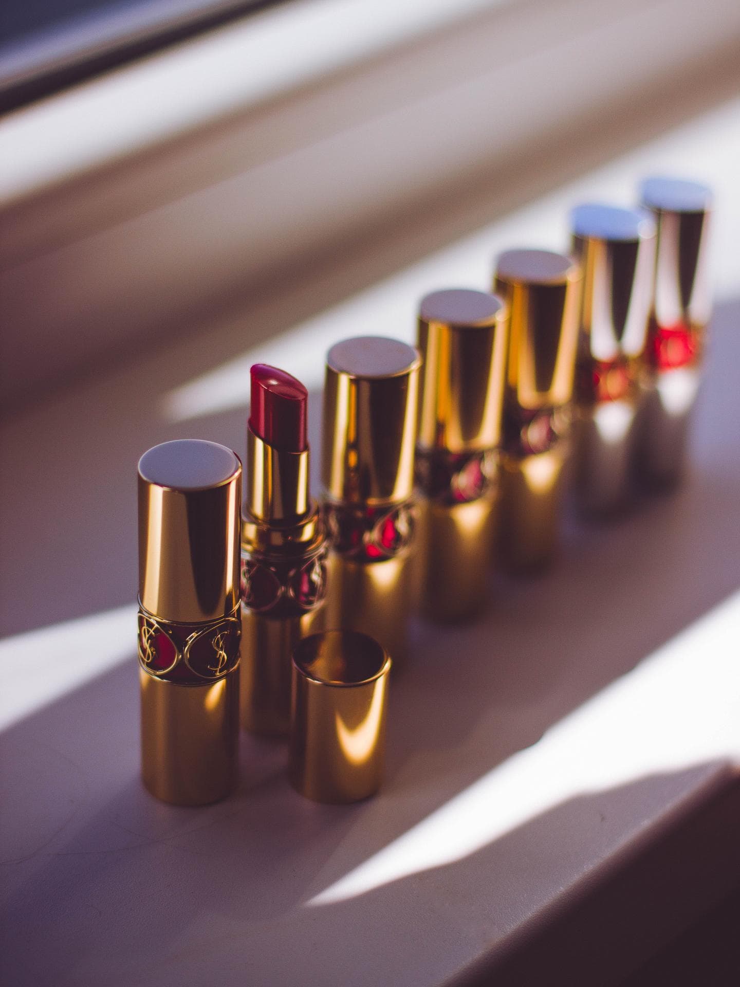 Lippenstifte aneinandergereiht 