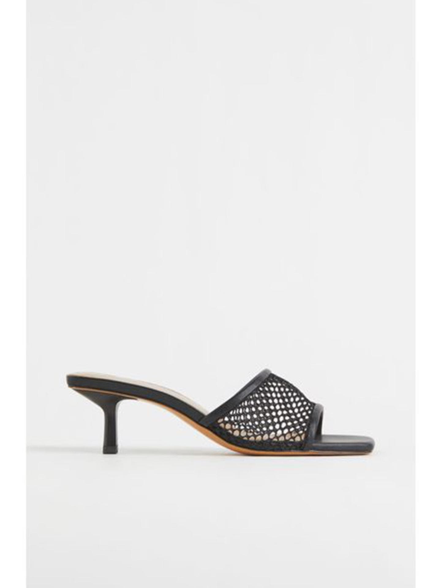 Sandaletten aus Lederimitat mit Kitten Heels