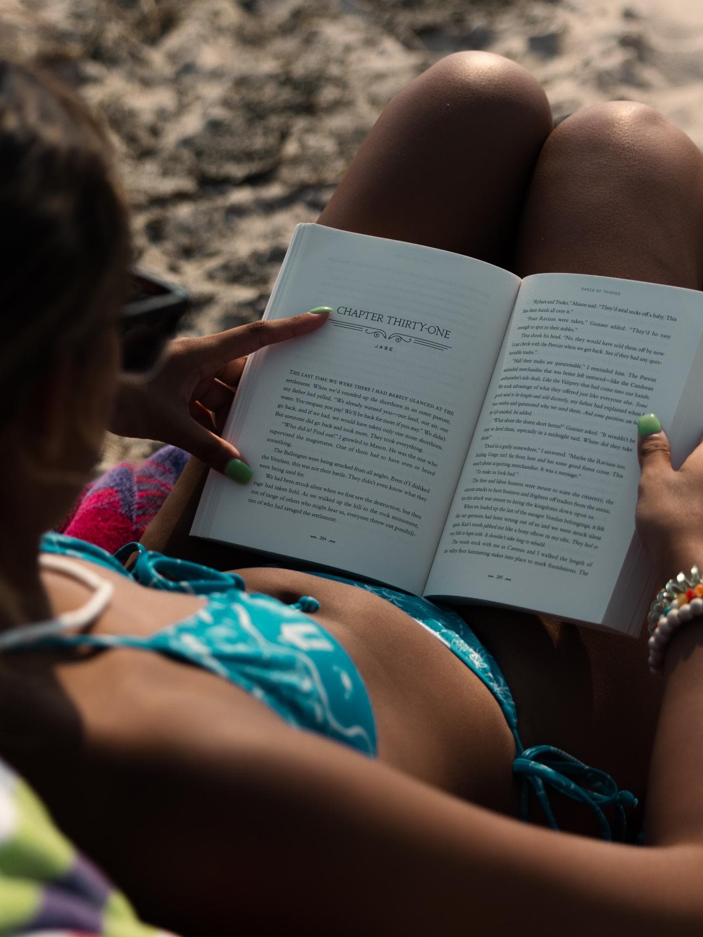 Frau in Bikini liest ein Buch