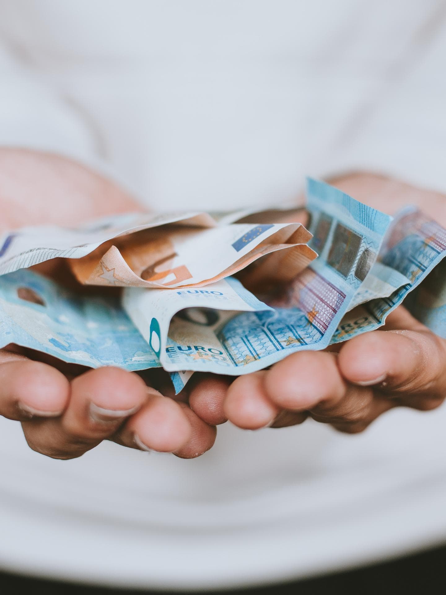 Geldscheine in der Hand