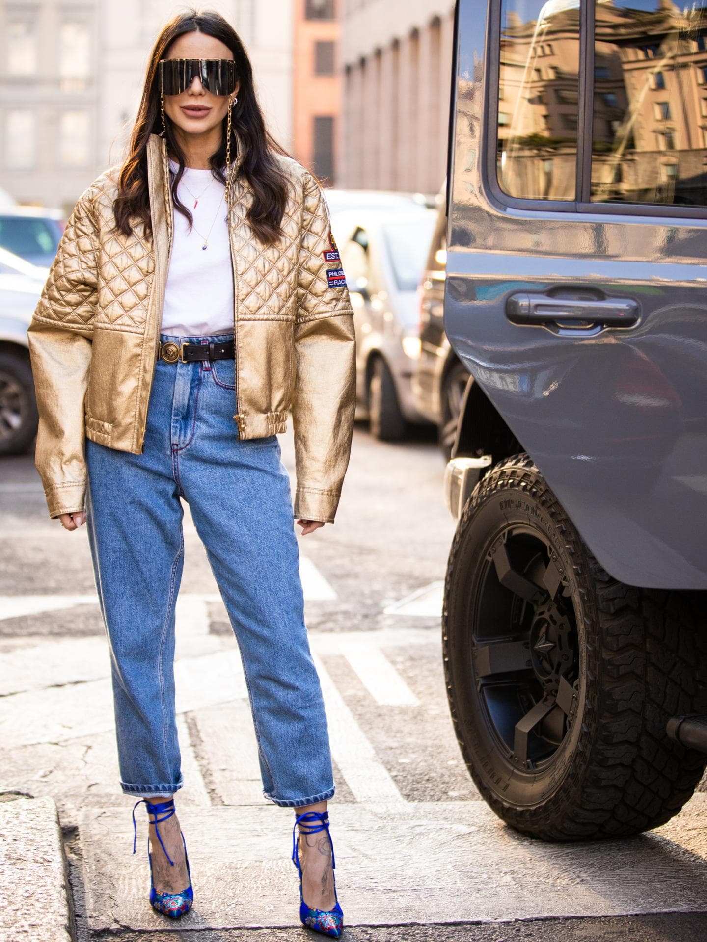 Frau trägt Bubble Jeans
