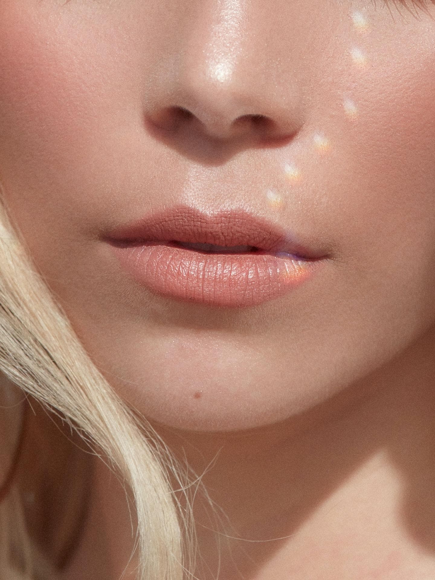 Frau mit natürlichen Lippen