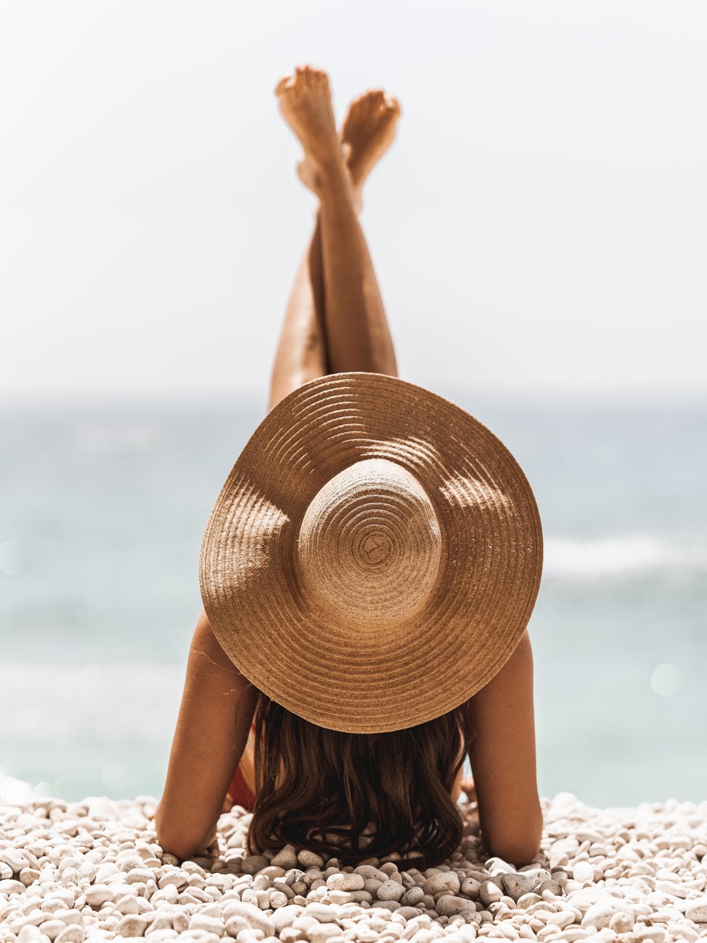 Frau am Strand mit Hut