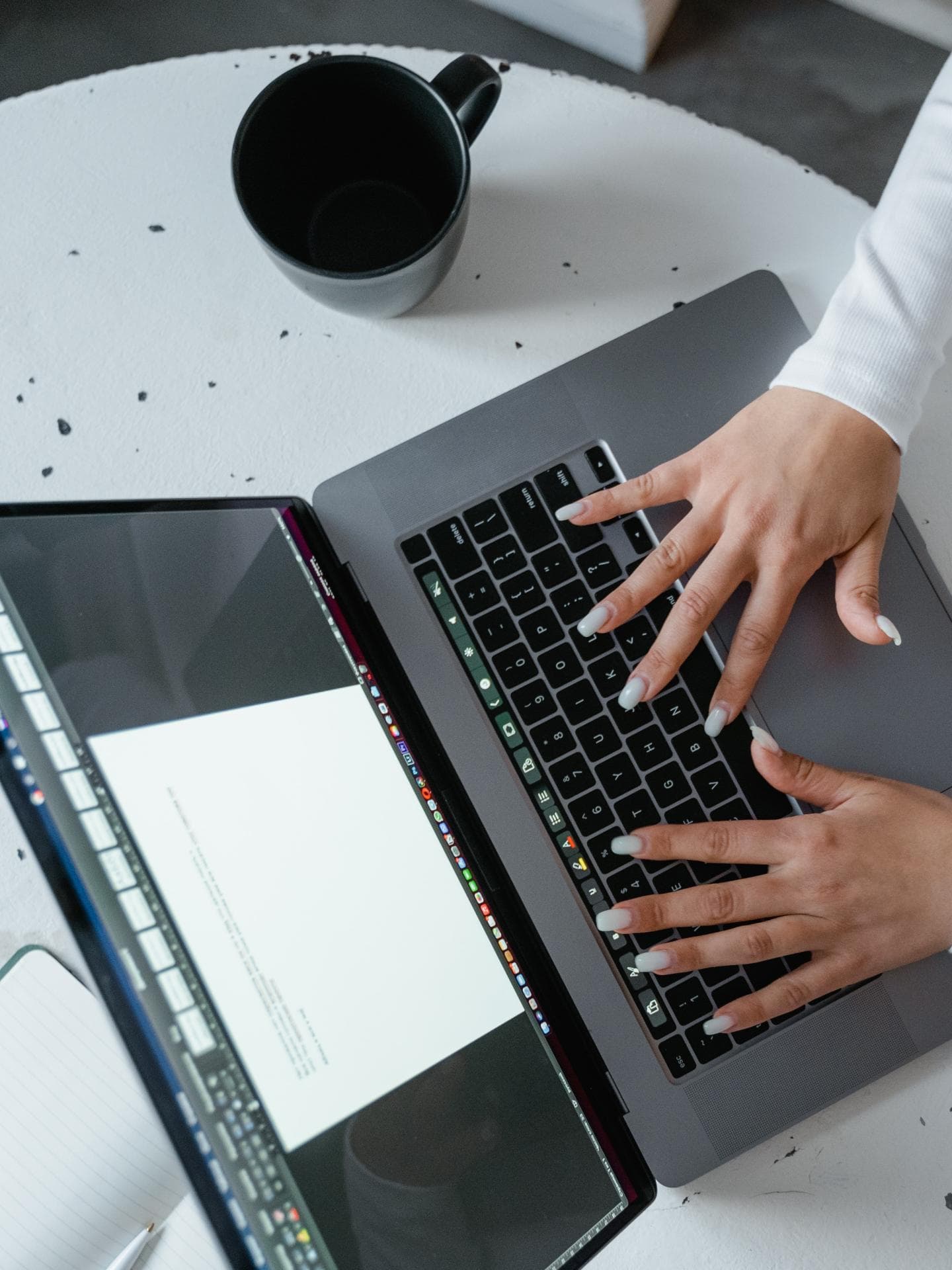 Person tippt auf Laptop