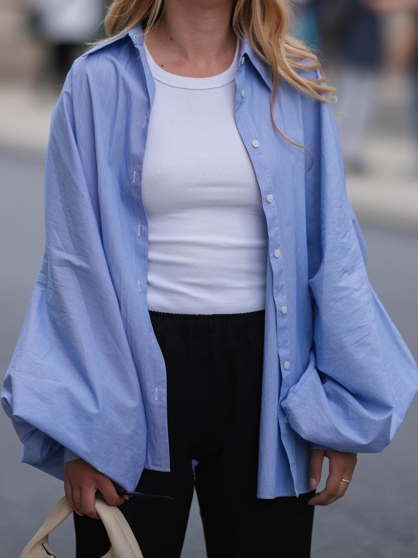 Hellblaue Bluse mit Fledermausärmeln