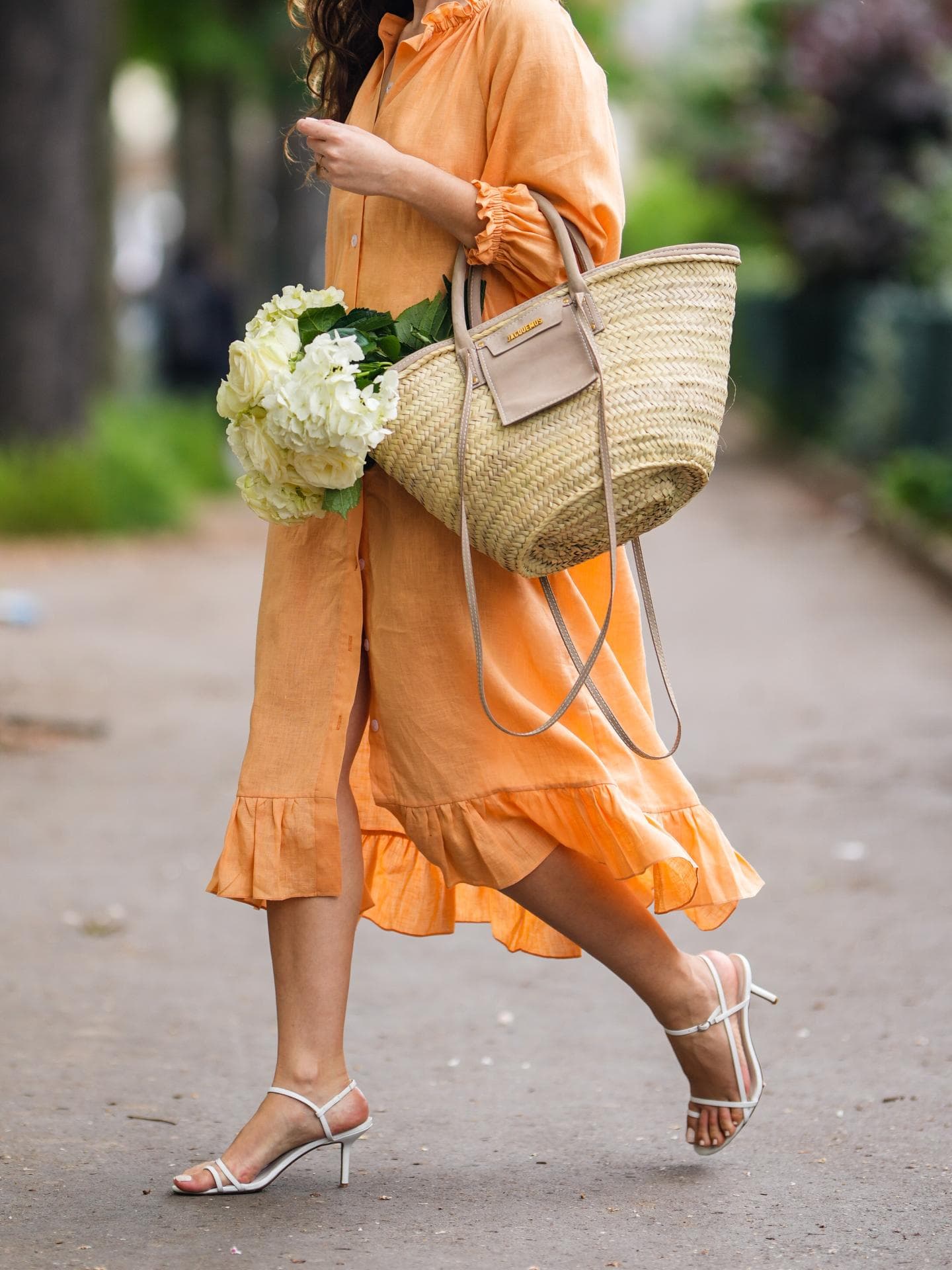 Frau trägt Leinenkleid in orange