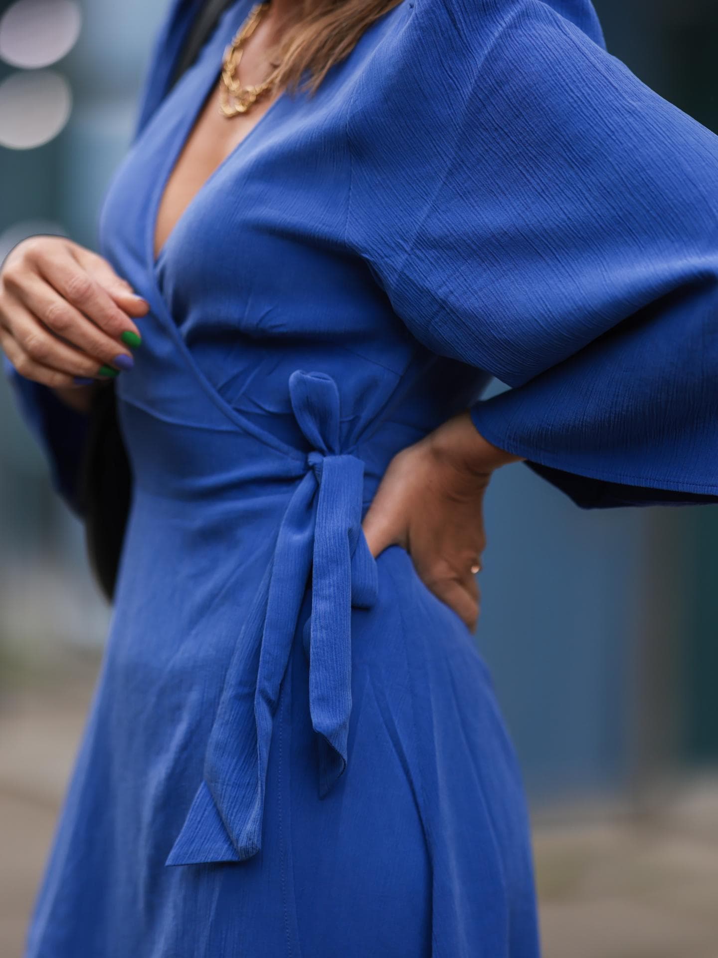 Frau trägt blaues Wickelkleid