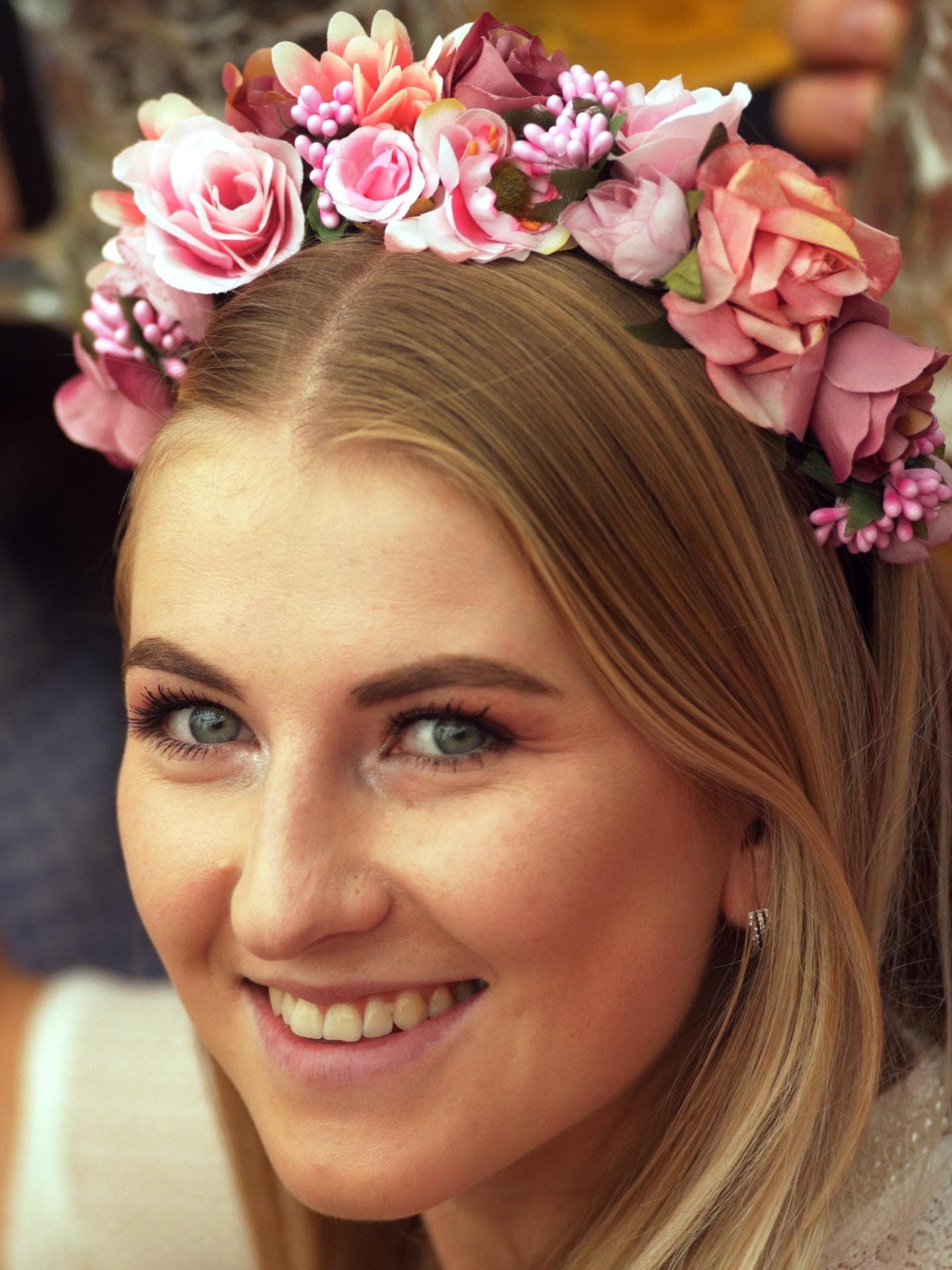 Frau mit Blumenkranz und Bier