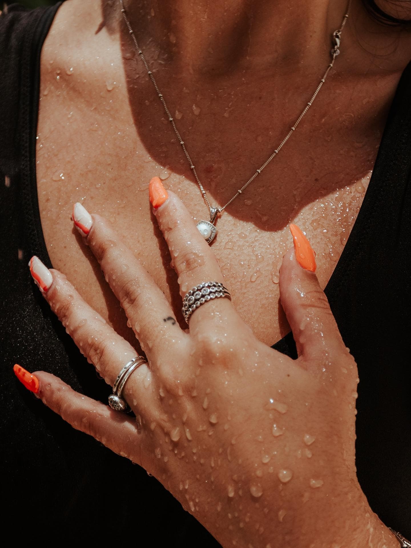 Nageltrend gebräunte Haut