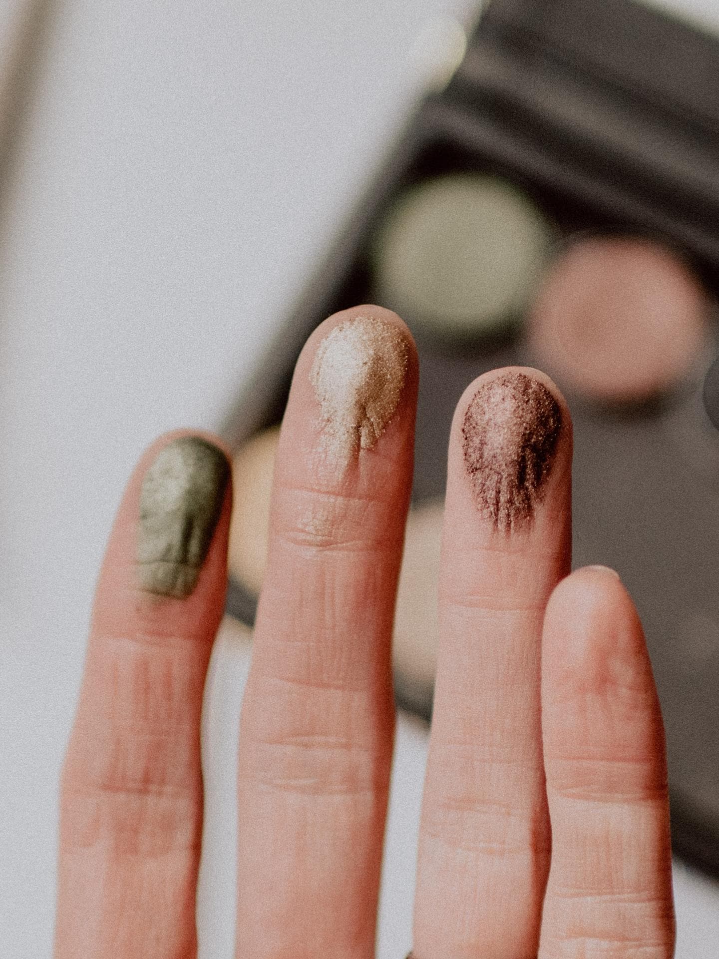 Lidschatten auf Finger