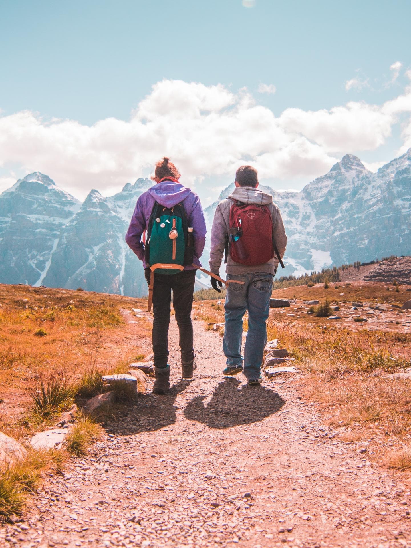 Zwei Rucksacktouristen beim Wandern