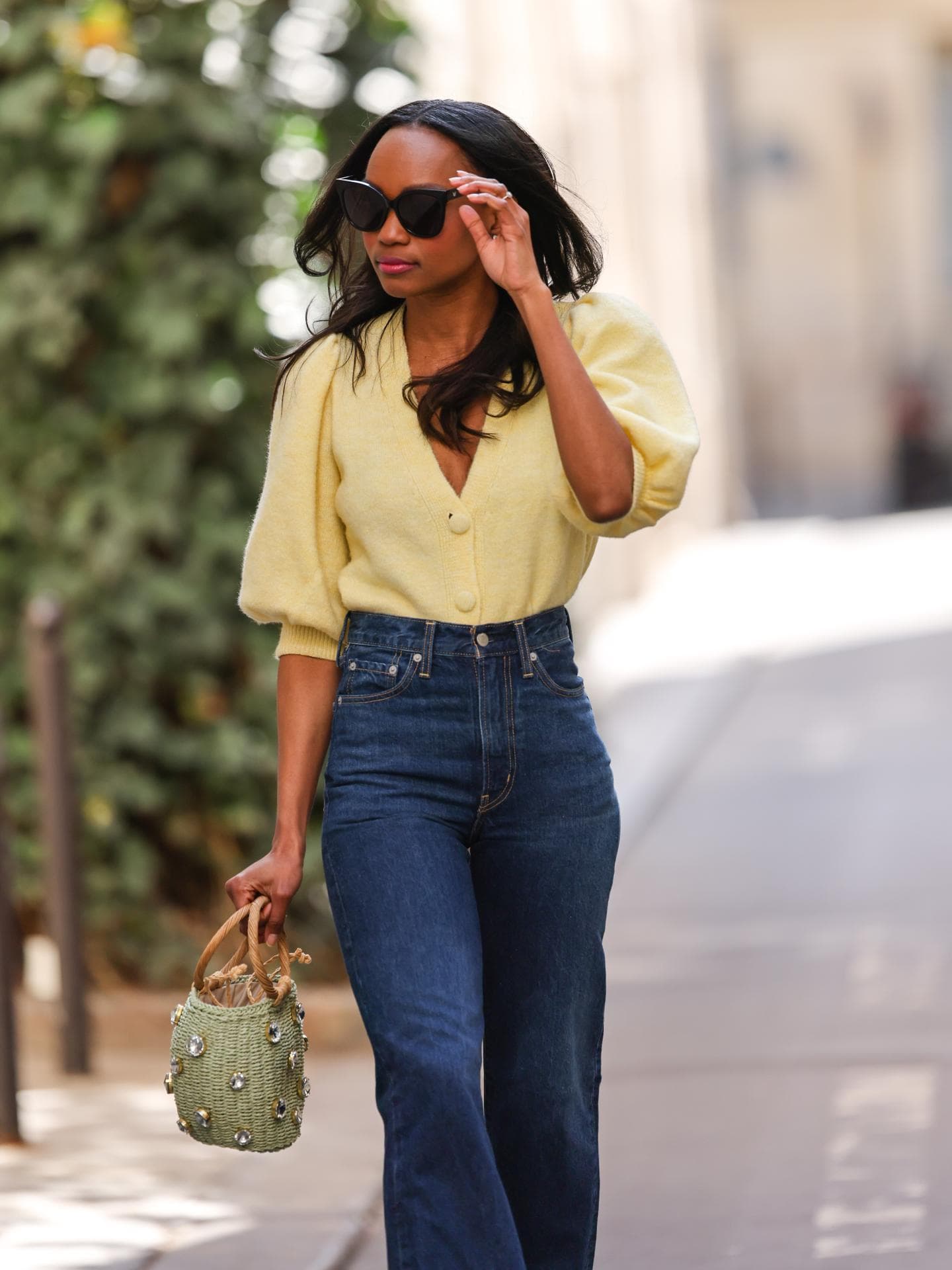Mode-Trend 2022: "Butter Yellow" ist die schönste Farbe für den Sommer Frau in gelber Bluse