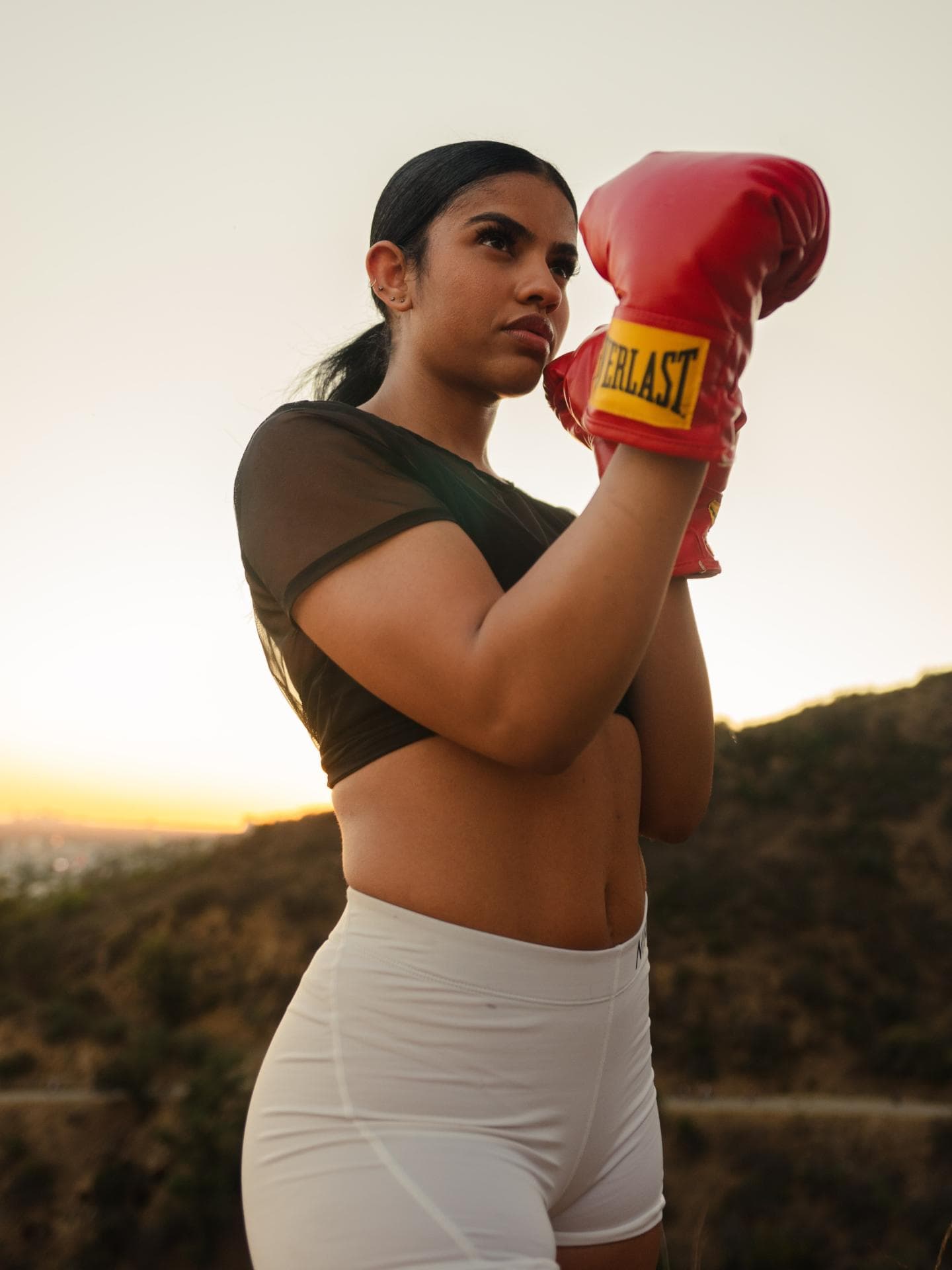 Frau beim Boxen mit enger Sporthose