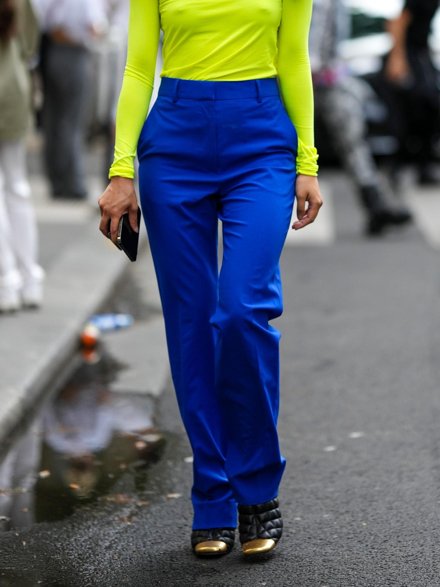 Person in blauer Hose