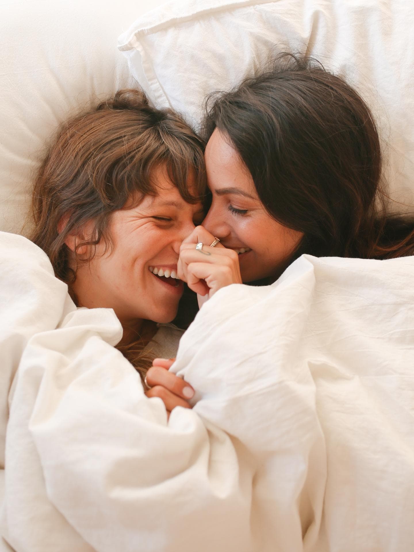 Frauen kuscheln im Bett
