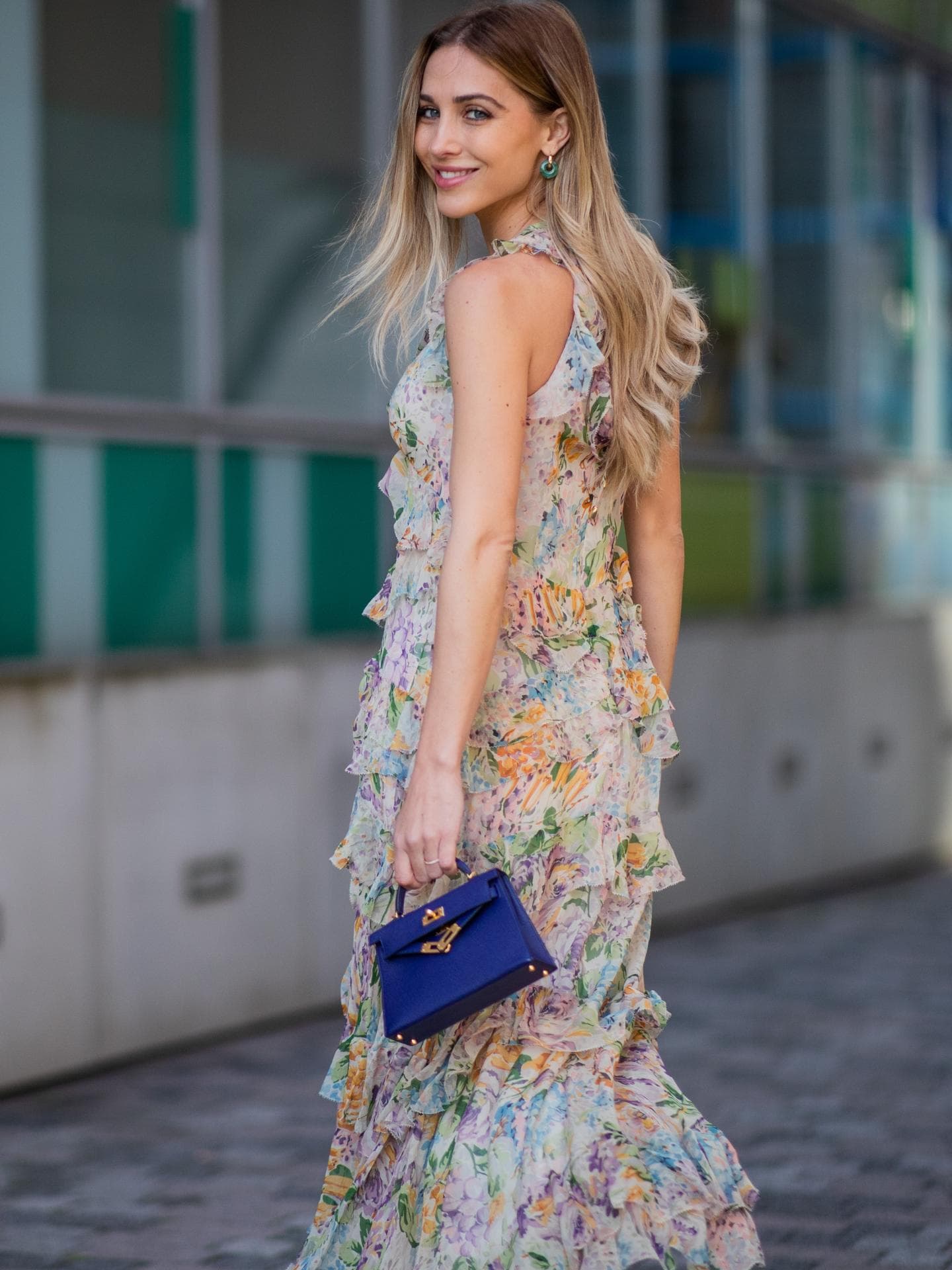 Frau trägt Sommerkleid